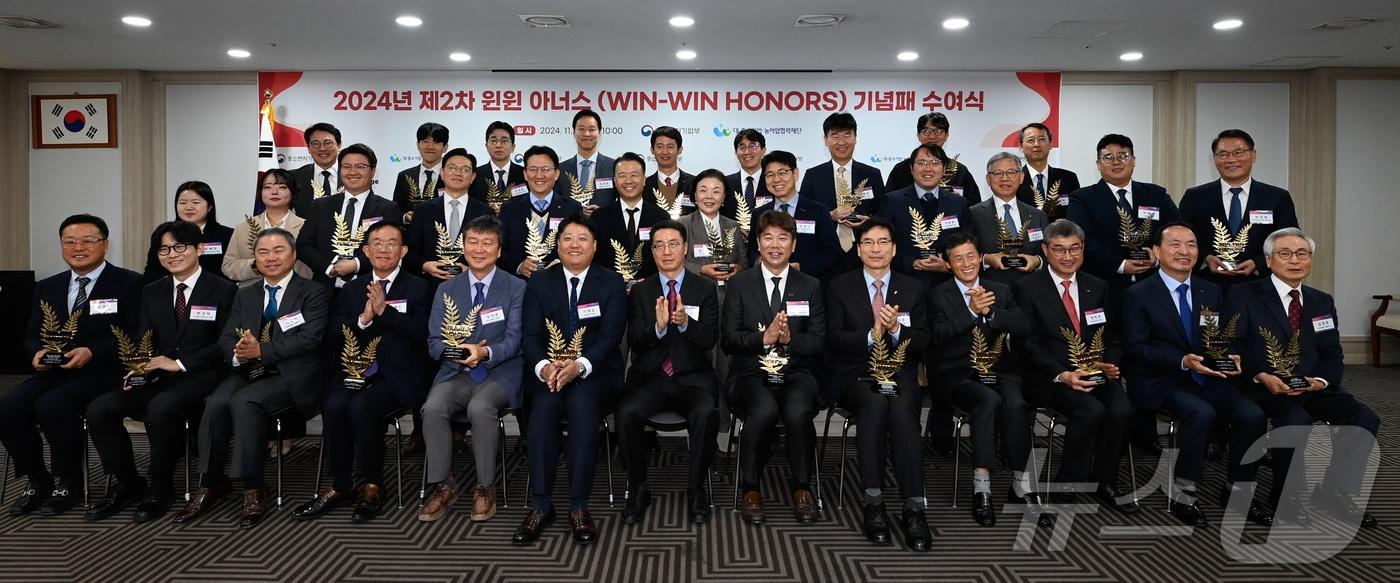 윈윈아너스 선정 기관‧업체 참석자들이 기념촬영을 하고 있다.(한국공항공사 제공) / 뉴스1