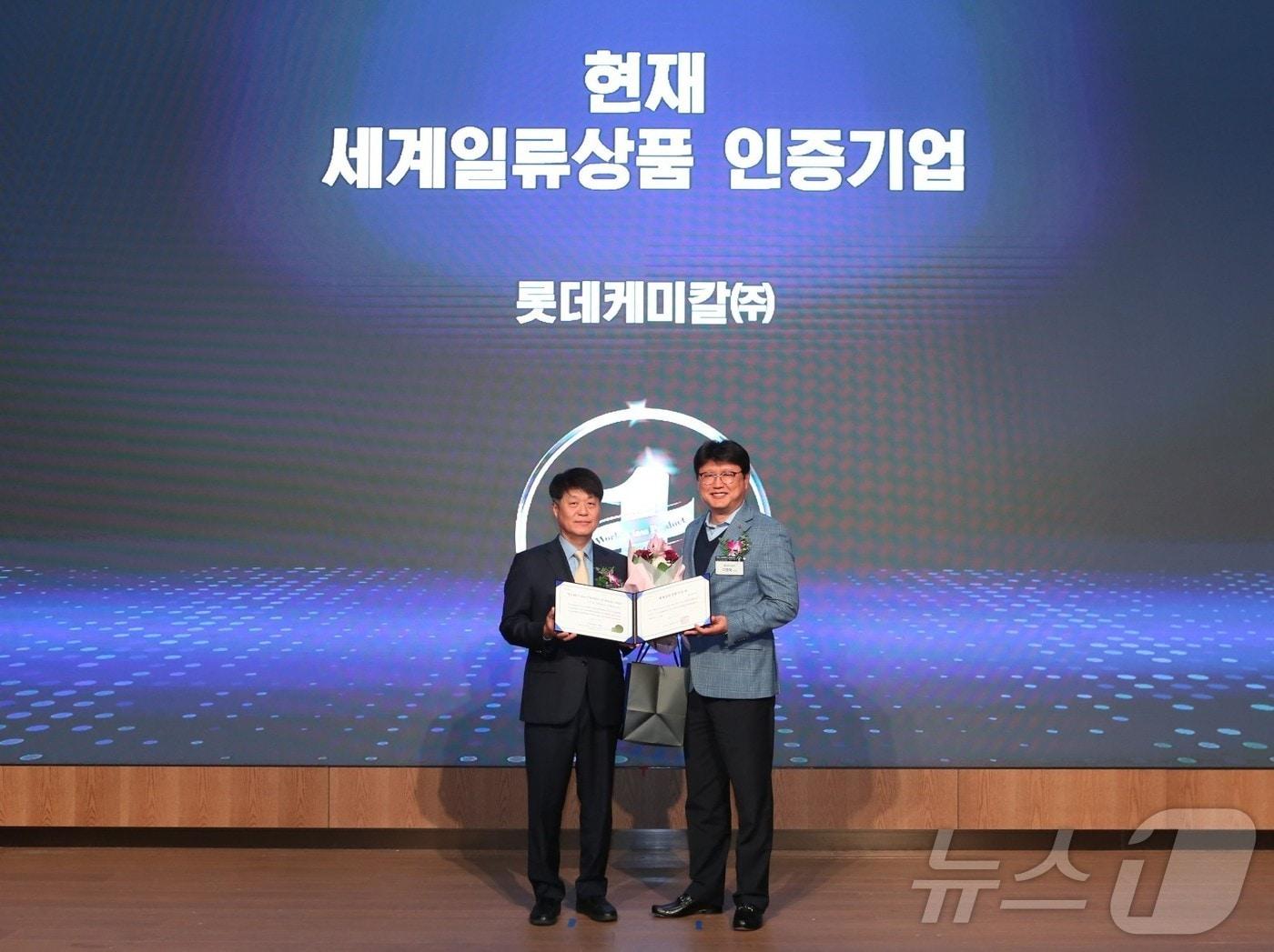 본문 이미지 - 이창욱 롯데케미칼 모빌리티 마케팅부문장(왼쪽 두 번째)이 19일이 2024 세계일류상품 인증서를 수여받고 있다.(롯데케미칼 제공)