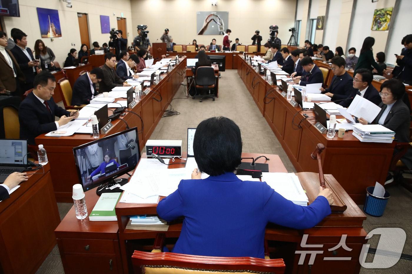본문 이미지 - 최민희 국회 과방위원장이 20일 오전 서울 여의도 국회에서 열린 박장범 한국방송공사(KBS) 사장 후보자 인사청문회에서 의사봉을 두드리고 있다. 국회 과방위는 전날 인사청문회 실시계획서 변경 건을 찬성 12인, 반대 6인으로 의결, 인사청문회가 하루 더 연장됐다. 2024.11.20/뉴스1 ⓒ News1 이광호 기자