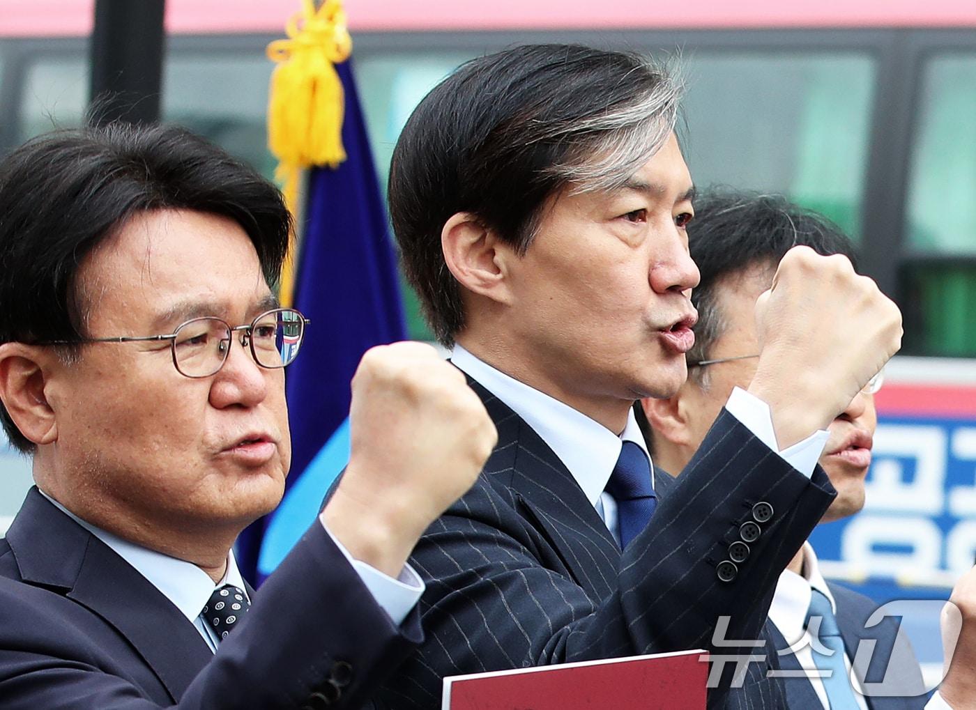 본문 이미지 - 조국혁신당 조국 대표와 황운하 원내대표를 비롯한 당 지도부가 2024년 11월 20일 오전 서울 종로구 광화문 광장에서 열린 &#39;3년은 너무 길다 특별위원회&#39; 현장 회의에서 윤석열 대통령 탄핵소추안 초안을 공개한 후 구호를 외치고 있다. ⓒ News1 오대일 기자