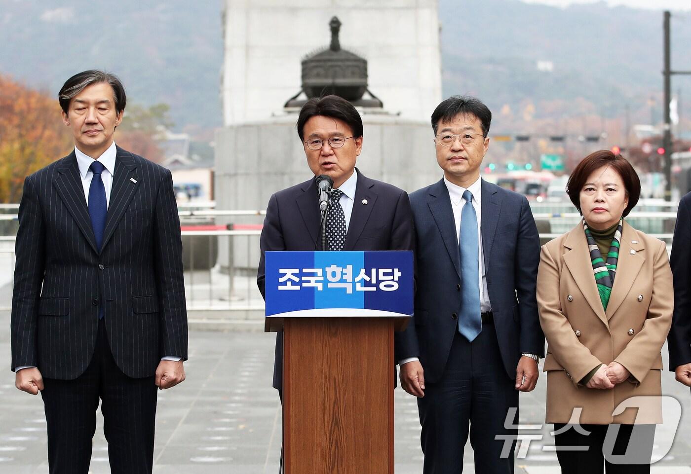 본문 이미지 - 조국혁신당 황운하 원내대표가 20일 오전 서울 종로구 광화문 광장에서 열린 '3년은 너무 길다 특별위원회' 현장 회의에서 윤석열 대통령 탄핵소추안 초안과 관련해 발언하고 있다. 도이치모터스 주가조작 불기소 관여 행위 등 윤 대통령의 헌법·법률 위반 사유 15가지를 담은 탄핵소추안 초안을 공개한 조국혁신당은 향후 더불어민주당 등 제야당에 탄핵소추안 발의 동참을 요구할 계획이다. 2024.11.20/뉴스1 ⓒ News1 오대일 기자