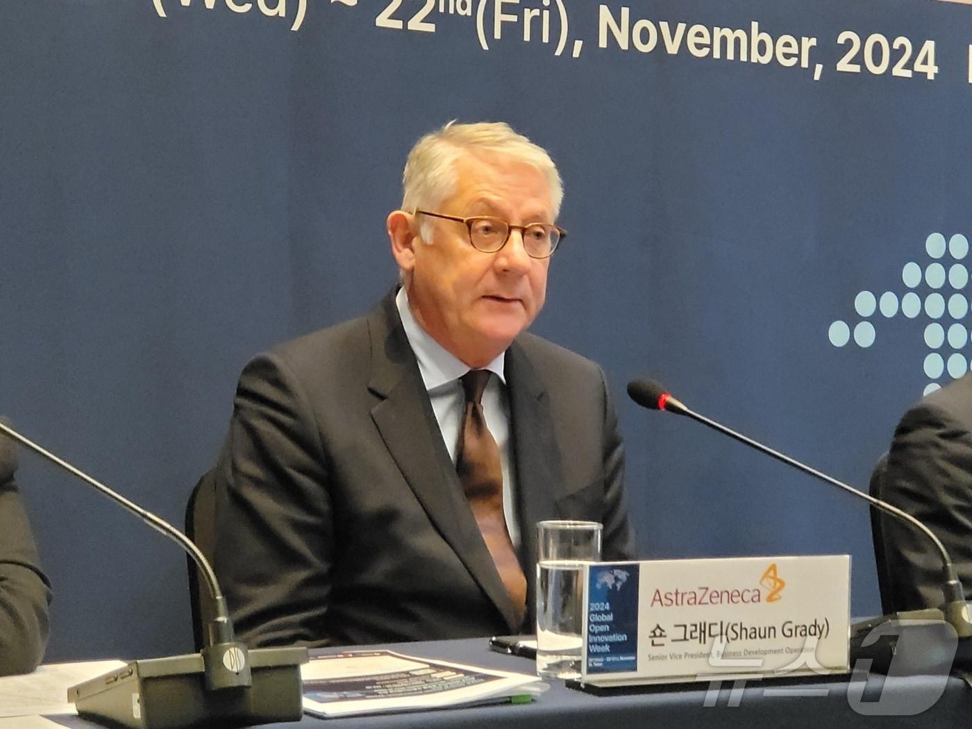 본문 이미지 - 션 그레디 아스트라제네카 글로벌 사업개발&#40;BD&#41; 수석 부회장이 20일 양재 엘타워에서 열린 미디어 인터뷰에서 질문에 답하고 있다. 2024. 11. 20/뉴스1 황진중 기자