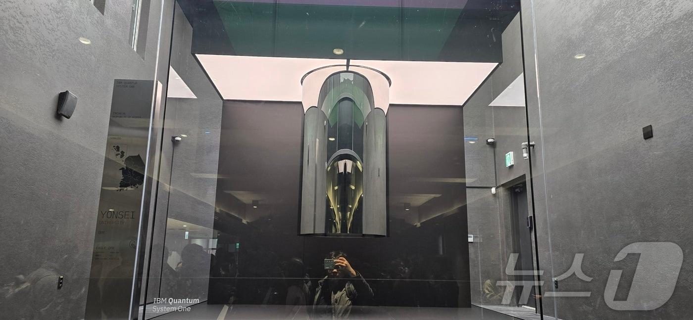 인천 연수구 연세대 송도캠퍼스에서 자리한 IBM 상용 양자컴퓨터 '퀀텀 시스템 원'. 연세대는 국내 최초로 127큐비트를 갖춘 상용 양자컴퓨터를 도입했다./뉴스1 ⓒ News1 윤주영 기자