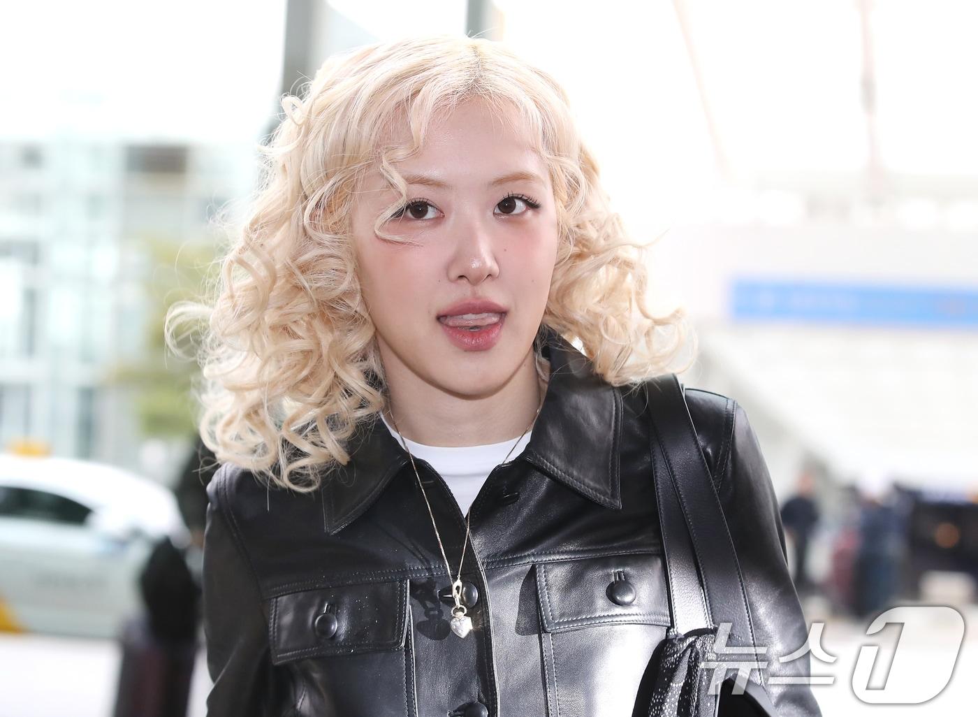 본문 이미지 - 블랙핑크 로제가 &#39;2024 MAMA AWARDS&#39;를 위해 20일 인천국제공항을 통해 일본 오사카로 출국하고 있다. 2024.11.20/뉴스1 ⓒ News1 권현진 기자