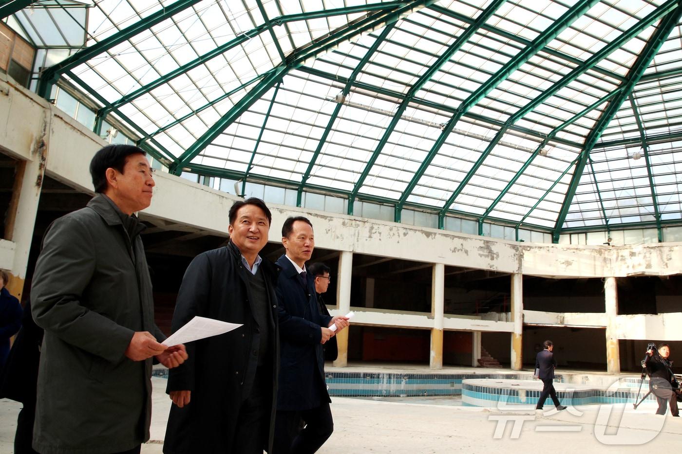 김영환 충북지사가 20일 충주 수안보 옛 와이키키 리조트 시설물을 살펴보고 있다. (충북도 제공)