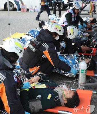 본문 이미지 - 전북자치도 전주시 전주팔복LH아파트 및 더메이호텔에서 열린 레디코리아&#40;READY Korea&#41; 4차 훈련에서 소방관들이 인명구조 훈련을 하고 있다. 2024.11.20/뉴스1 ⓒ News1 유경석 기자