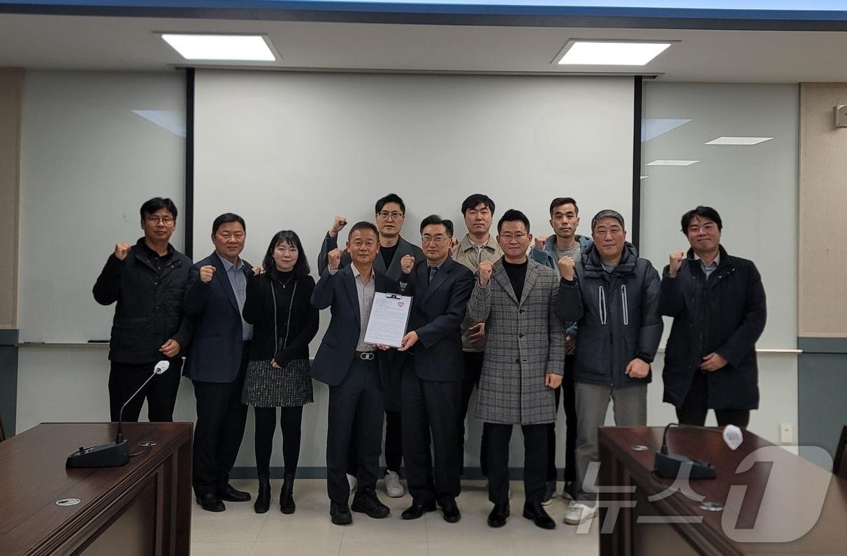 본문 이미지 - 19일 파주 운정신도시연합회 임원진들이 LH파주사업본부를 방문해 20가지 지역현안을 건의한 뒤 기념촬영을 하고 있다. (운정연 제공)