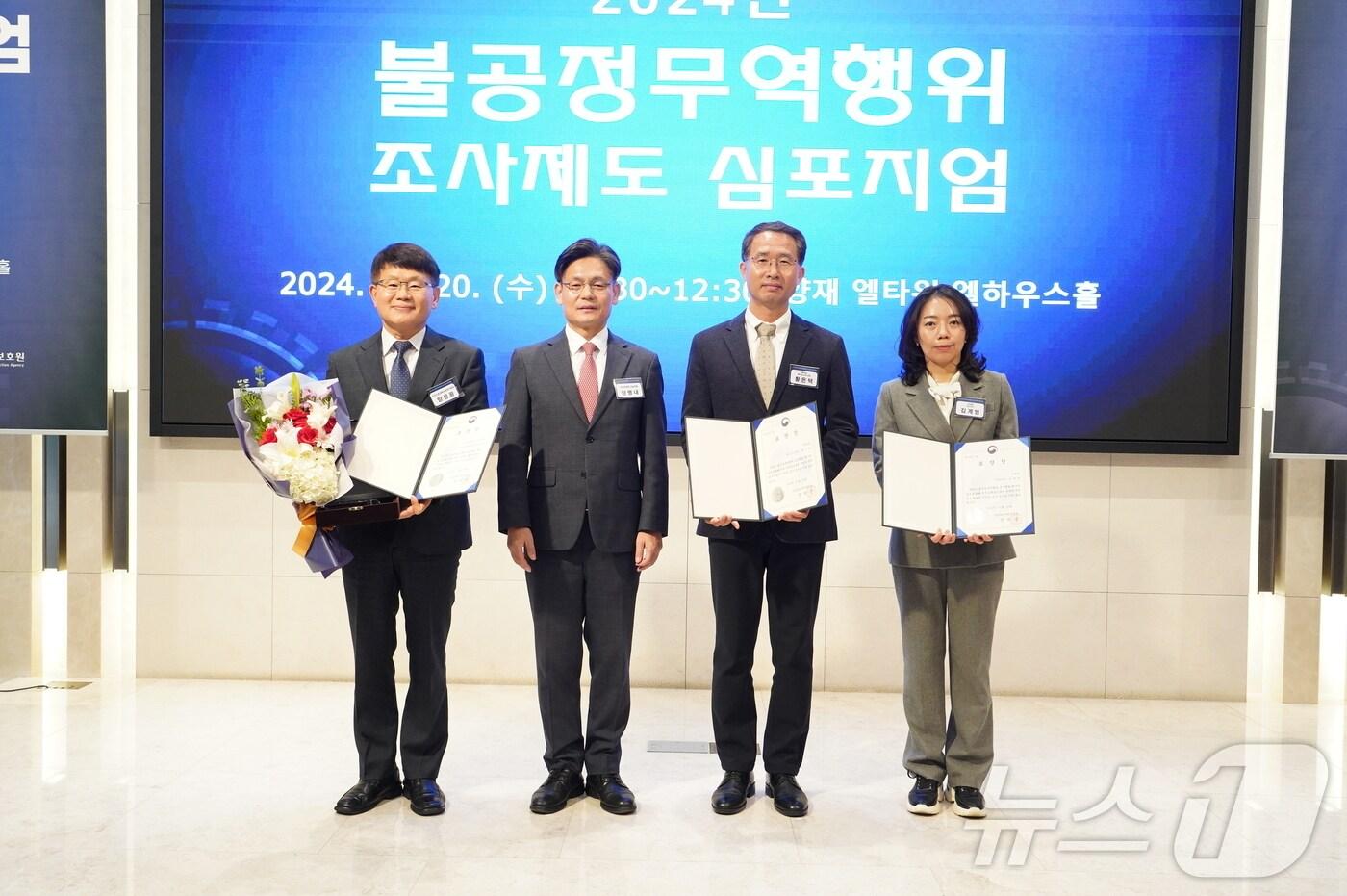 본문 이미지 - 양성광 한국기초과학지원연구원장(맨 왼쪽)이 20일 산업통상자원부로부터 ‘우수기관상’ 수상 후 기념촬영을 하고 있다.(KBSI 제공)/뉴스1