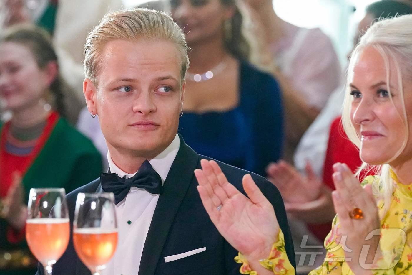 본문 이미지 - 노르웨이 왕세자의 아들인 마리우스 보리기 회이비. 2022.6.16 ⓒ AFP=뉴스1 ⓒ News1 강민경 기자