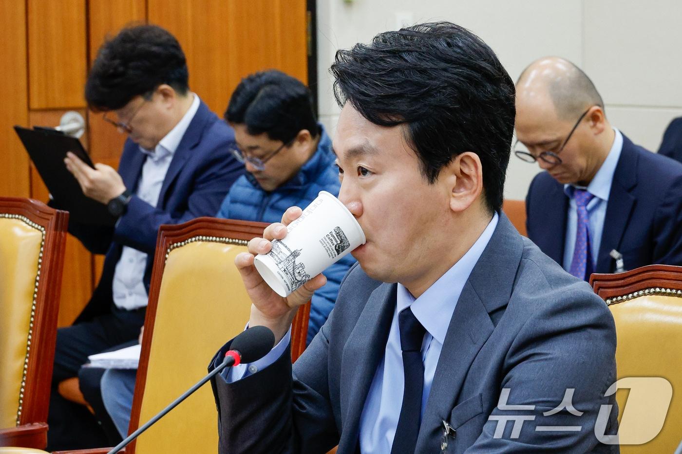 본문 이미지 - 박장범 한국방송공사(KBS) 사장 후보자가 20일 서울 여의도 국회 과학기술정보방송통신위원회에서 열린 인사청문회에 출석해 의원 질의를 들으며 물을 마시고 있다. 두번째줄 왼쪽부터 참고인 출석한 정재준 KBS 기자, 박상현 전국언론노동조합 KBS 본부장. 2024.11.20/뉴스1 ⓒ News1 안은나 기자