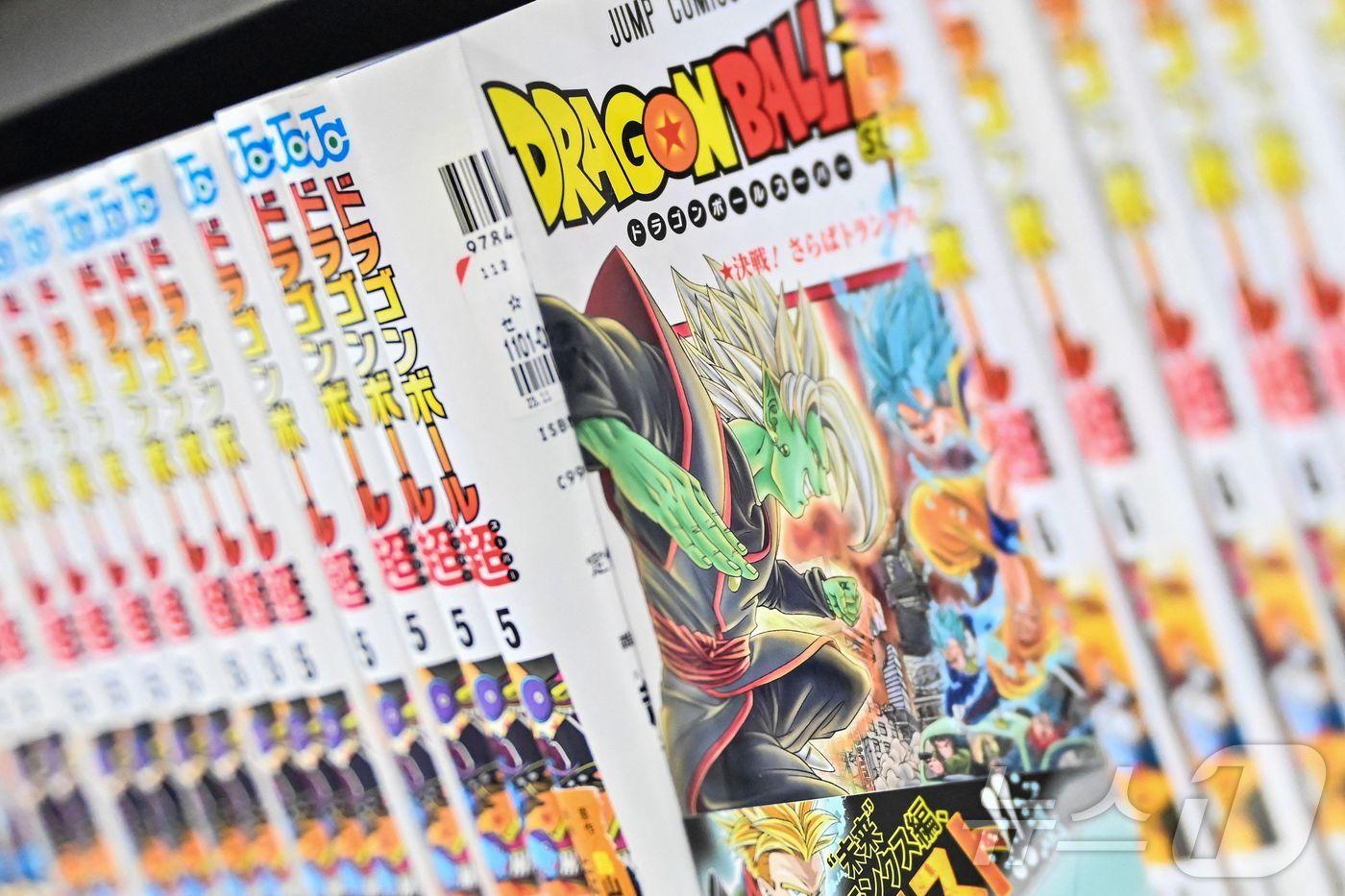 본문 이미지 - 일본 도쿄의 한 서점에 세계적인 인기를 자랑하는 만화 '드래곤볼' 시리즈가 진열돼 있다. 2024.03.8/ ⓒ AFP=뉴스1 ⓒ News1 권진영 기자