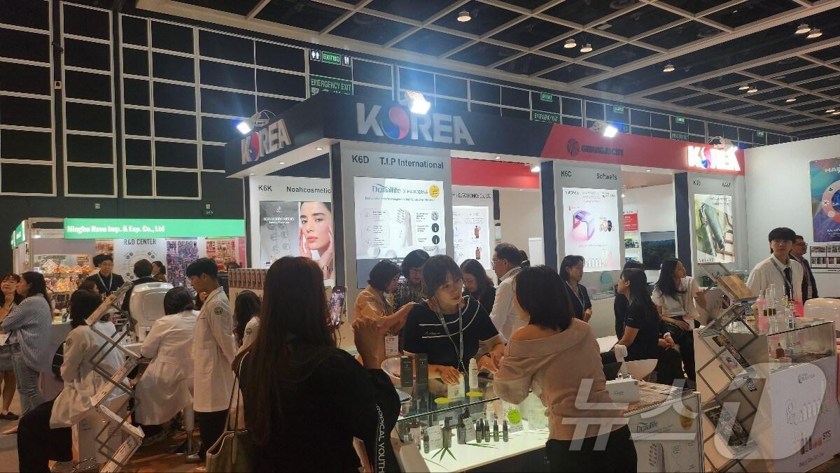 본문 이미지 - ‘코스모프로프 아시아 홍콩 2024 ’ 에 마련된 광주시 공동 전시관(광주TP 제공)/뉴스1 