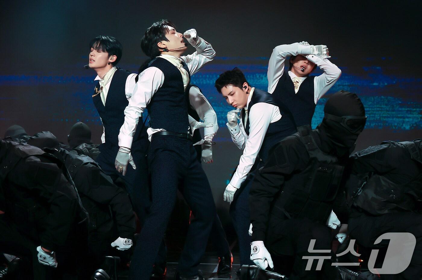 그룹 에이스(A.C.E)가 20일 오후 서울 강남구 일지아트홀에서 열린 세 번째 싱글앨범 'PINATA'(피냐타) 발매 기념 쇼케이스에서 열정적인 무대를 펼치고 있다. 2024.11.20/뉴스1 ⓒ News1 김진환 기자