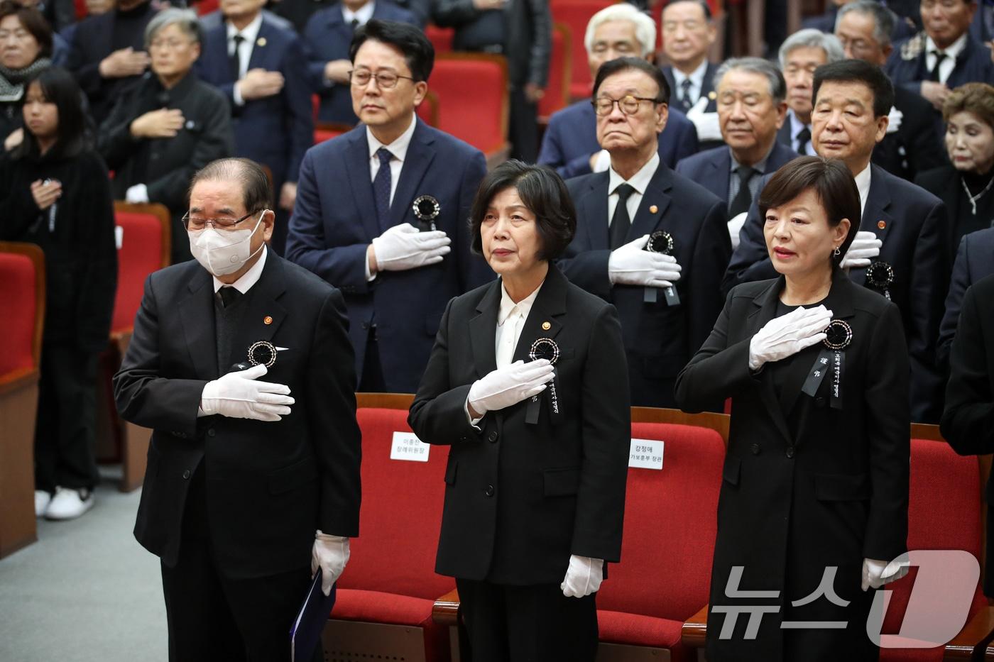 강정애 국가보훈부 장관이 20일 오후 서울 동작구 국립서울현충원 현충관에서 열린 마지막 여성 광복군 &#39;故 오희옥 애국지사 영결식&#39;에서 이종찬 광복회장, 진선미 더불어민주당 의원을 비롯한 참석자들과 함께 국민의례하고 있다. 2024.11.20/뉴스1 ⓒ News1 이승배 기자
