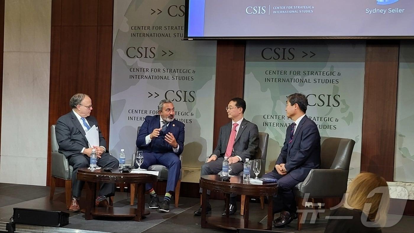 18일(현지시간) 미국 워싱턴DC에서 열린 한미전략포럼에 참석한 김영배 의원(우측부터) 김건 의원, 아미 베리 미 하원 의원, 시드니 사일러 전 미 국가정보위원회(NIC) 북한담당관이 공개간담회에서 이야기를 나누고 있다.