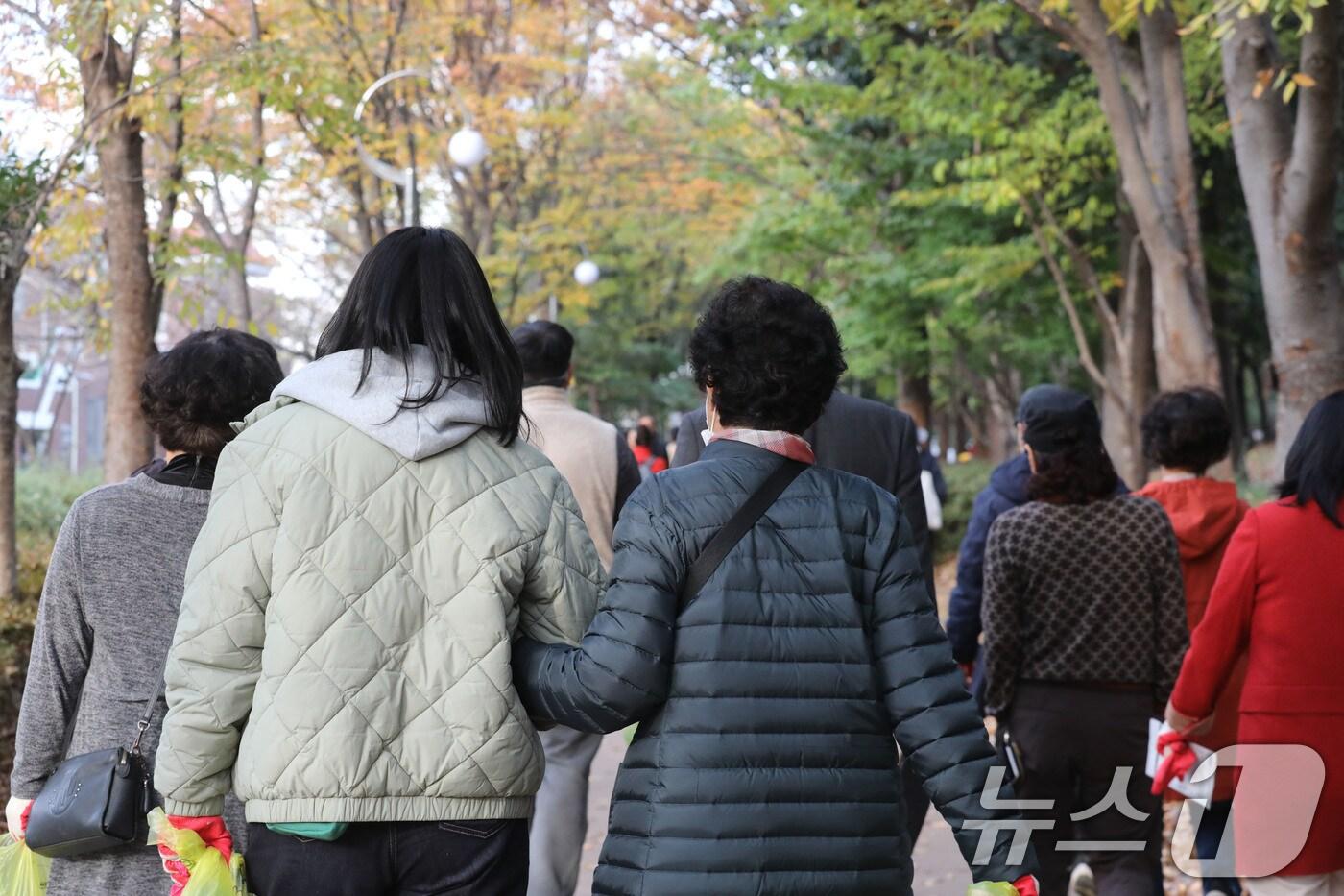 본문 이미지 - 20일 오후 광주 남구가 사회적 고립가구 고독사 예방을 위해 기획한 '함께 하는 건강한 방탈출' 행사에서 내 고독사 위험군으로 분류된 100명이 푸른길 일대를 산책하고 있다. 2024.11.20/뉴스1 ⓒ News1 박지현 기자