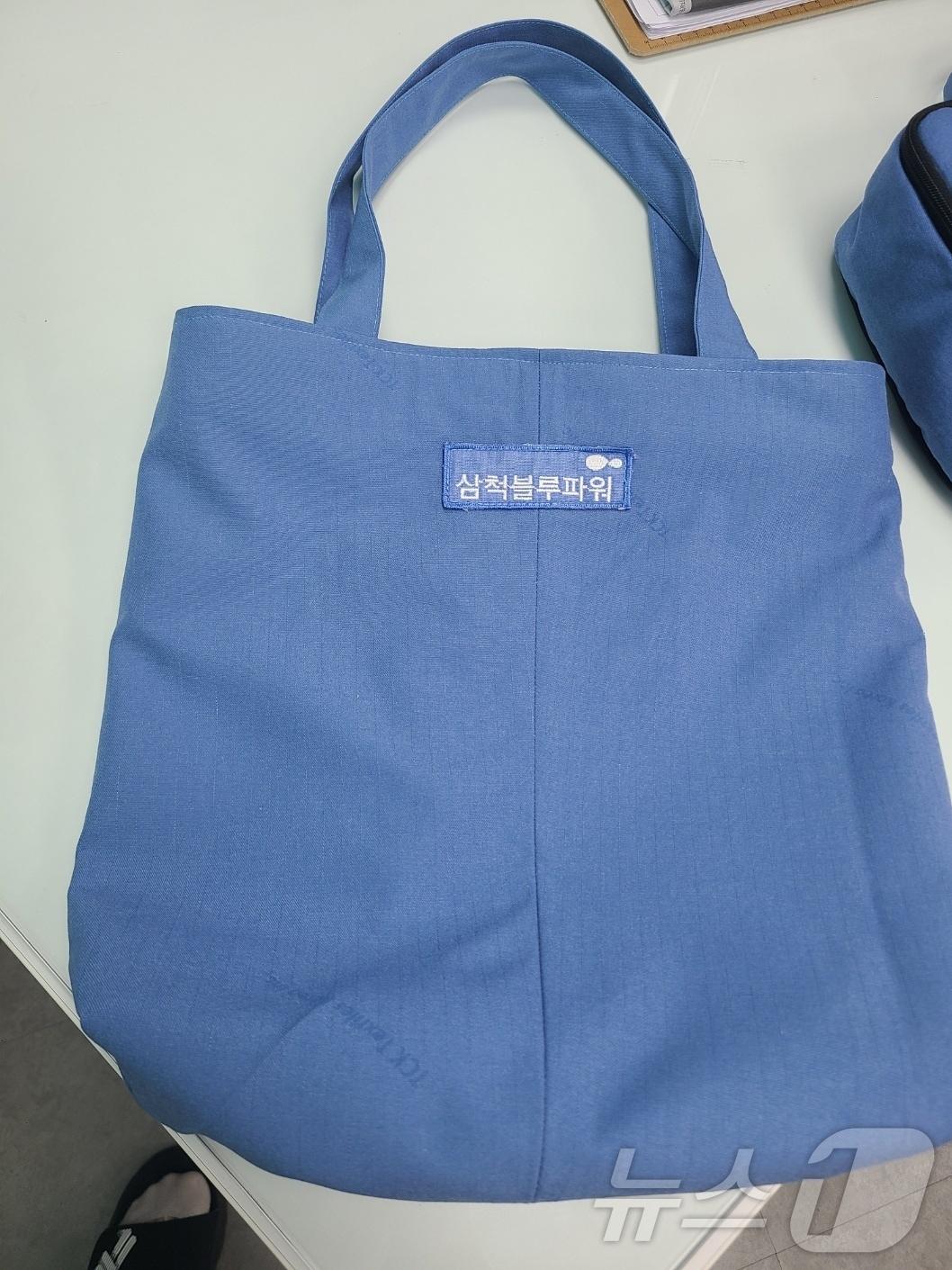 본문 이미지 - 삼척블루파워가 삼척지역자활센터 리싸이클 사업단과 연계해 제작한 &#39;폐근무복&#39; 활용 장바구니.&#40;삼척블루파워 제공&#41; 2024.11.20/뉴스1