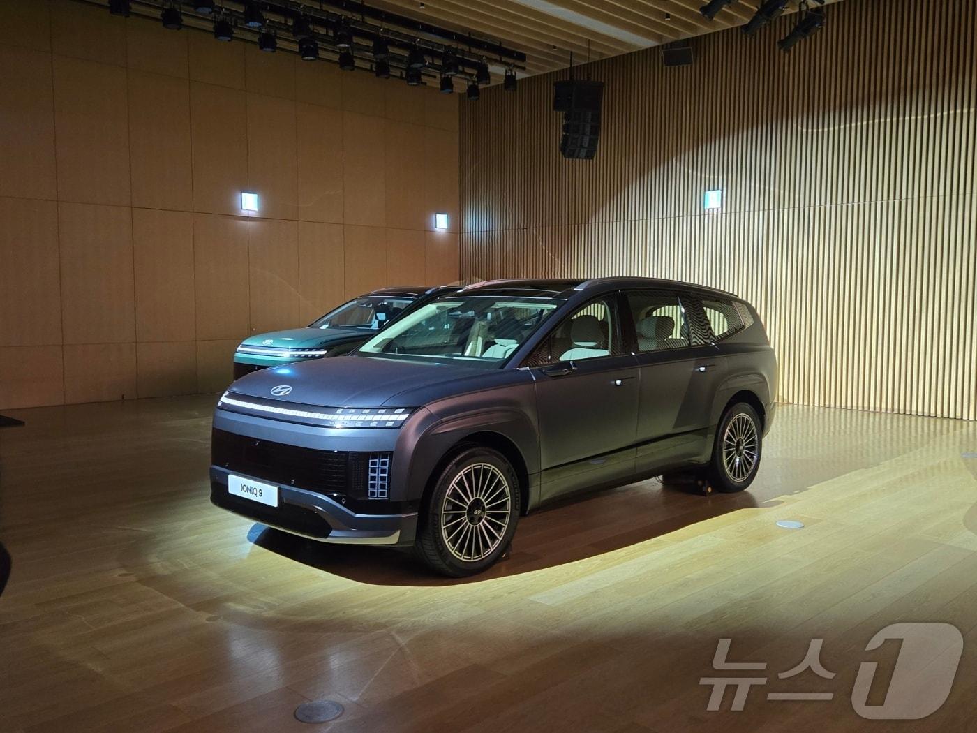 본문 이미지 - 20일 경기 고양 현대모터스튜디오 고양에 전시된 아이오닉 9 외관. 아이오닉 9은 현대자동차의 첫번째 전동화 대형 SUV다.  2024.11.20/뉴스1 ⓒ News1 김성식 기자