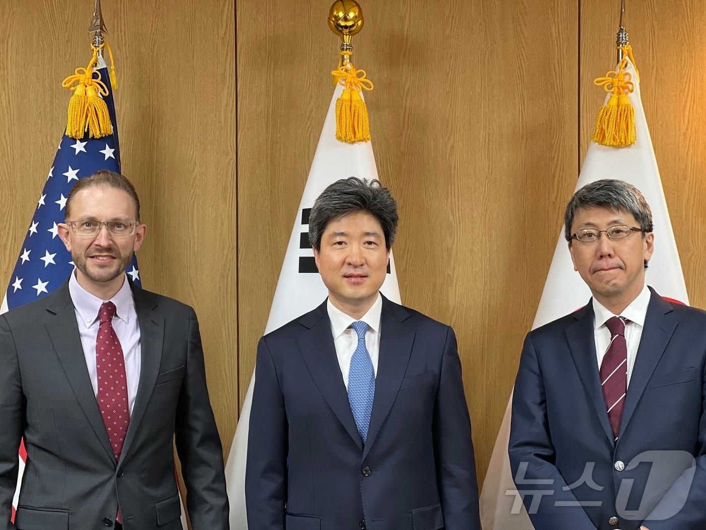 본문 이미지 - 이원우 외교부 북미국 심의관, 로버트 케프키 미국 국무부 동아태부차관보, 오우코치 아키히로 일본 외무성 아시아대양주국 심의관 등 한미일 대표단이 20일  한미일 사무국 출범회의를 개최했다. 2024.11.20. (외교부 제공)