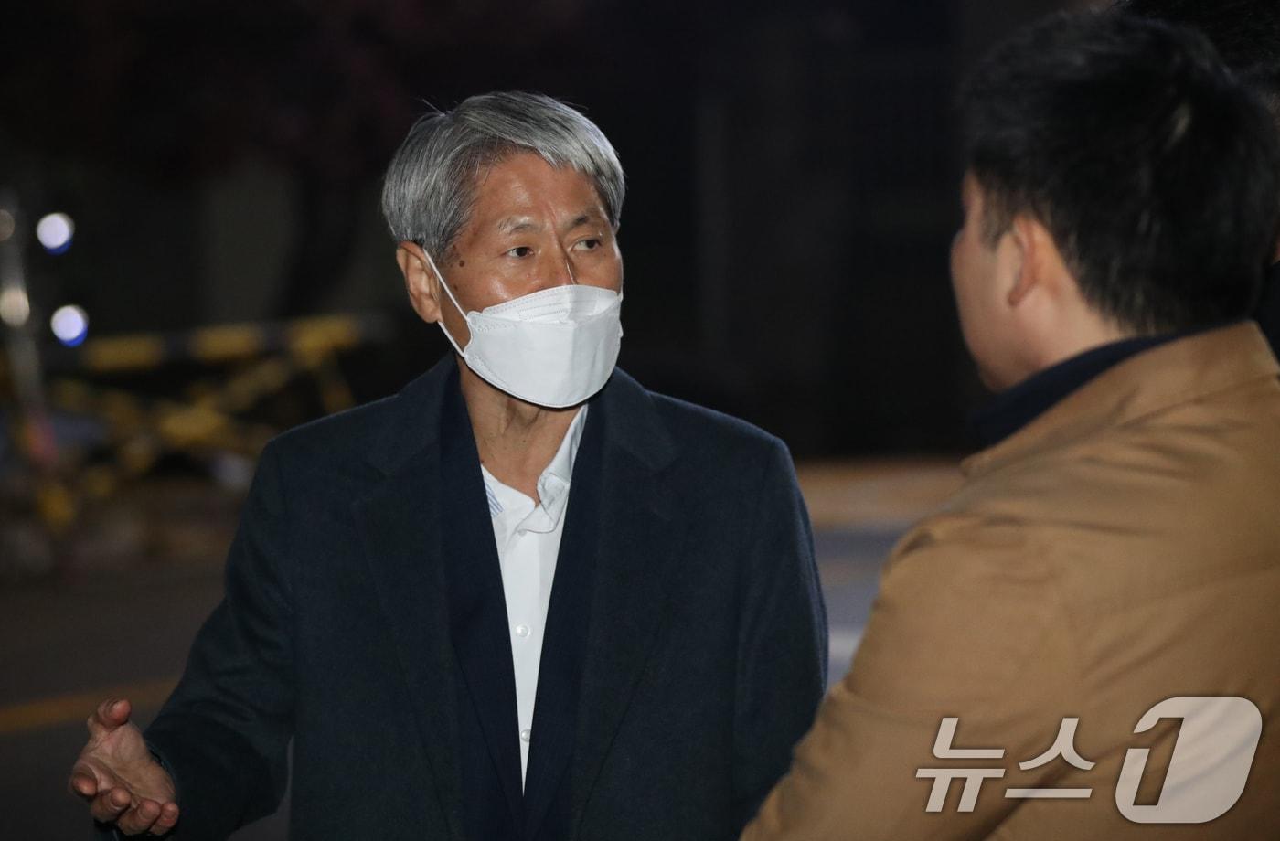 지난 대선에서 허위 보도로 윤석열 대통령(당시 후보)의 명예를 훼손한 혐의를 받아 구속 기소된 신학림 전 언론노조위원장이 20일 오후 경기 의왕시 서울구치소에서 보석으로 석방된 직후 취재진의 질문에 답하고 있다. 2024.11.20/뉴스1 ⓒ News1 김영운 기자