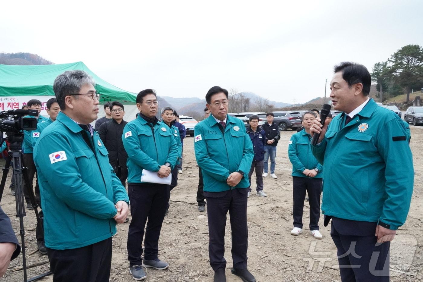 본문 이미지 - 임상섭 산림청장(왼쪽)이 김선교 국회의원(오른쪽)과 경기도 양평지역 재선충병 방제대책을 논의하고 있다. (산림청 제공)/뉴스1