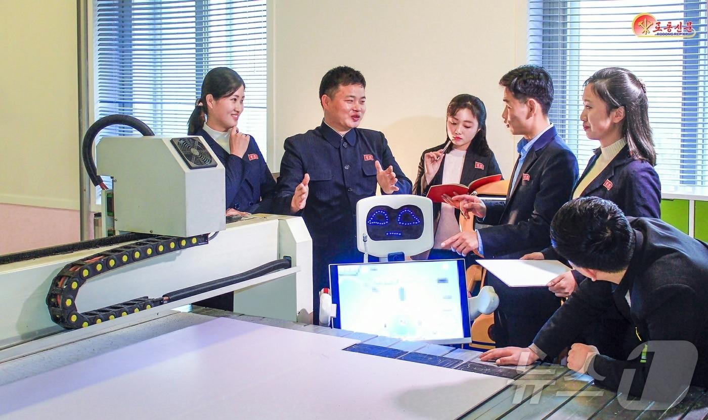 본문 이미지 - (평양 노동신문=뉴스1) = 북한 노동당 기관지 노동신문은 21일 평양교원대학이 "현대 교육과학과 기술을 결합한 새 교수 방법들과 교수 수단들을 적극 창조·도입하는데 선구자적 역할을 수행하고 있다＂라고 보도했다. [국내에서만 사용가능. 재배포 금지. DB 금지. For Use Only in the Republic of Korea. Redistribution Prohibited] rodongphoto@news1.kr