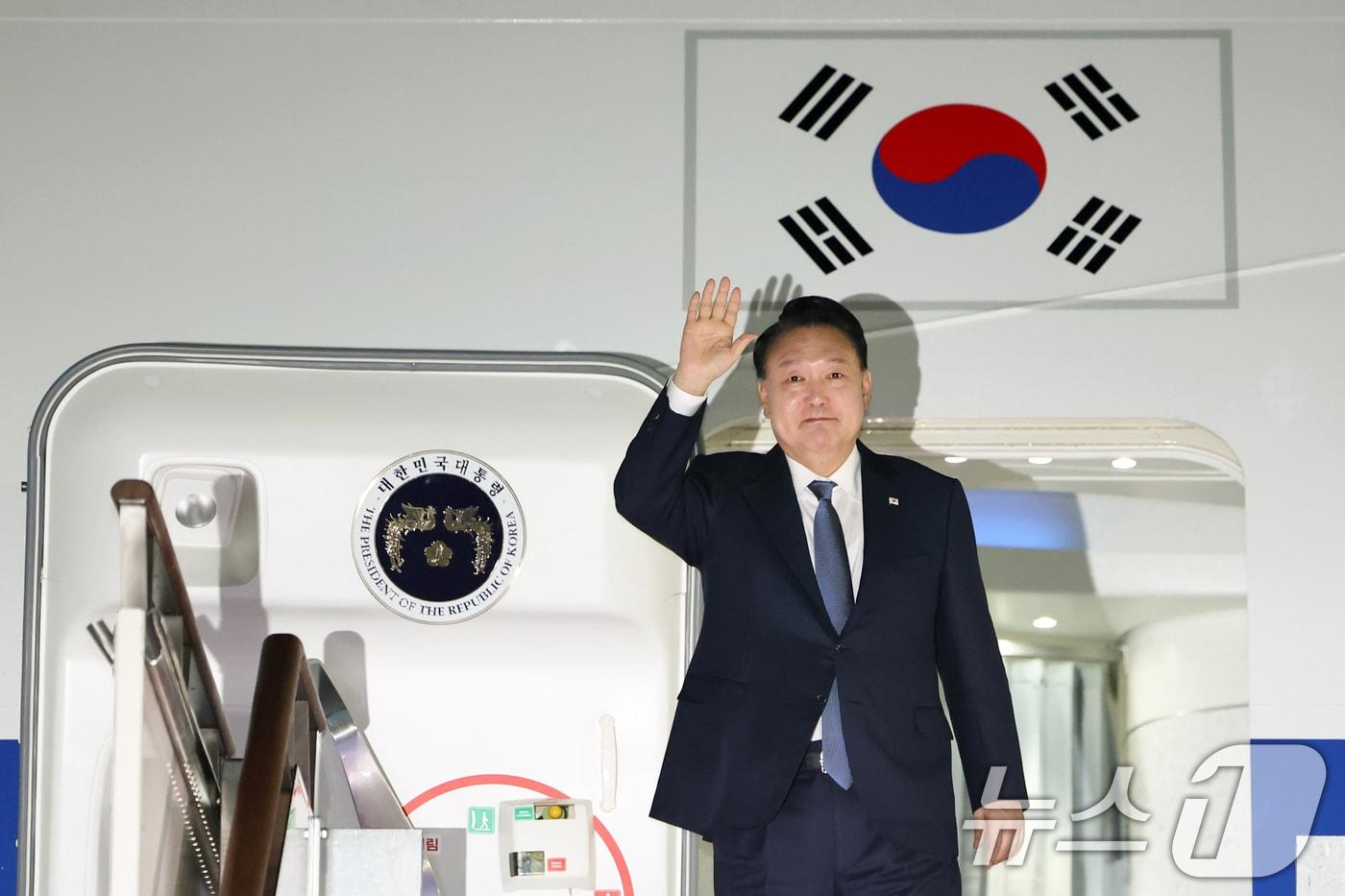 윤석열 대통령이 21일 아시아태평양경제협력체(APEC) 및 주요 20개국(G20) 정상회의 일정을 마치고 성남 서울공항에 도착해 전용기에서 인사하고 있다. (대통령실 제공) 2024.11.21/뉴스1 ⓒ News1 송원영 기자