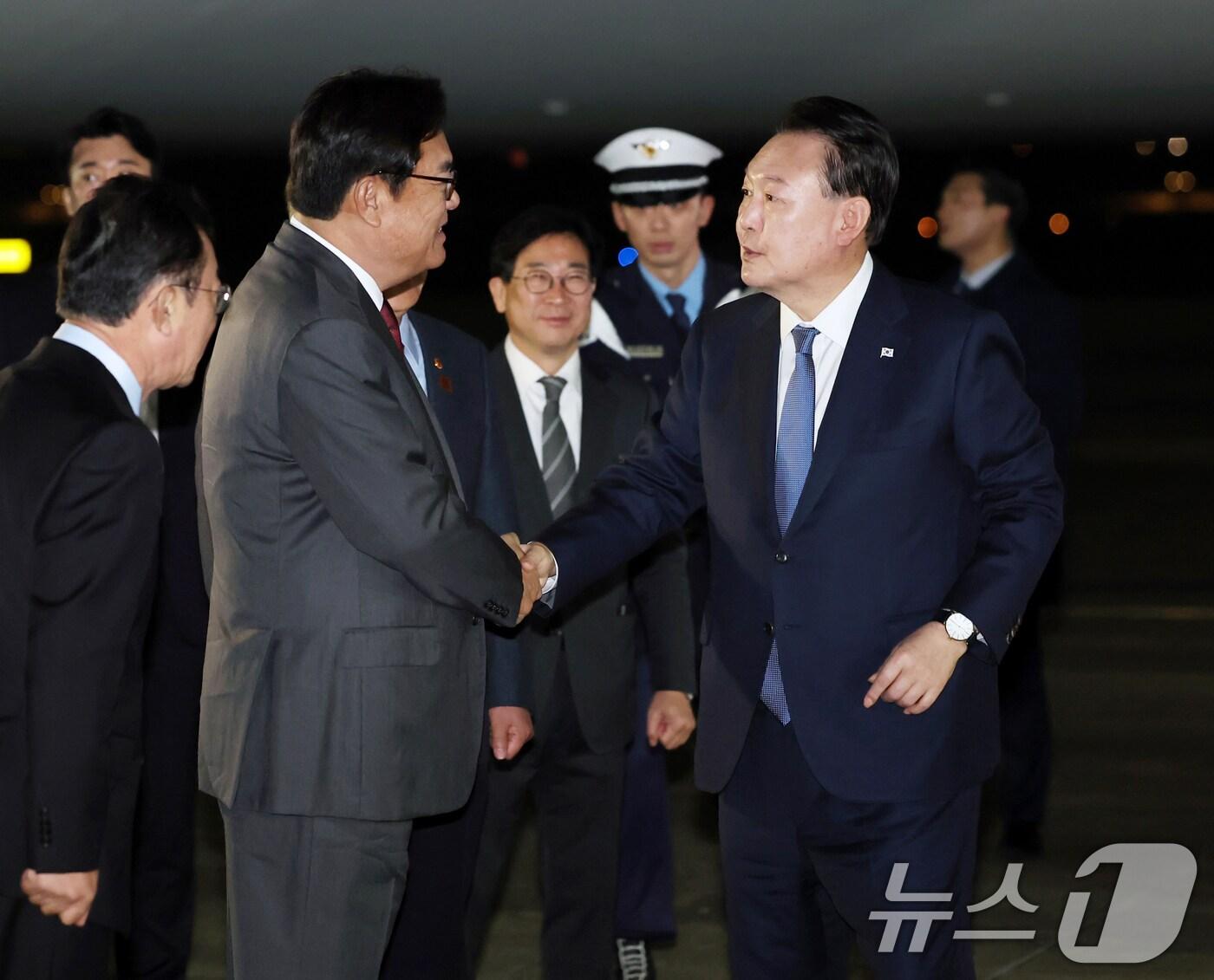 본문 이미지 - 윤석열 대통령이 21일 아시아태평양경제협력체&#40;APEC&#41; 및 주요 20개국&#40;G20&#41; 정상회의 일정을 마치고 성남 서울공항에 도착해 정진석 비서실장과 인사하고 있다. &#40;대통령실 제공&#41; 2024.11.21/뉴스1 ⓒ News1 송원영 기자