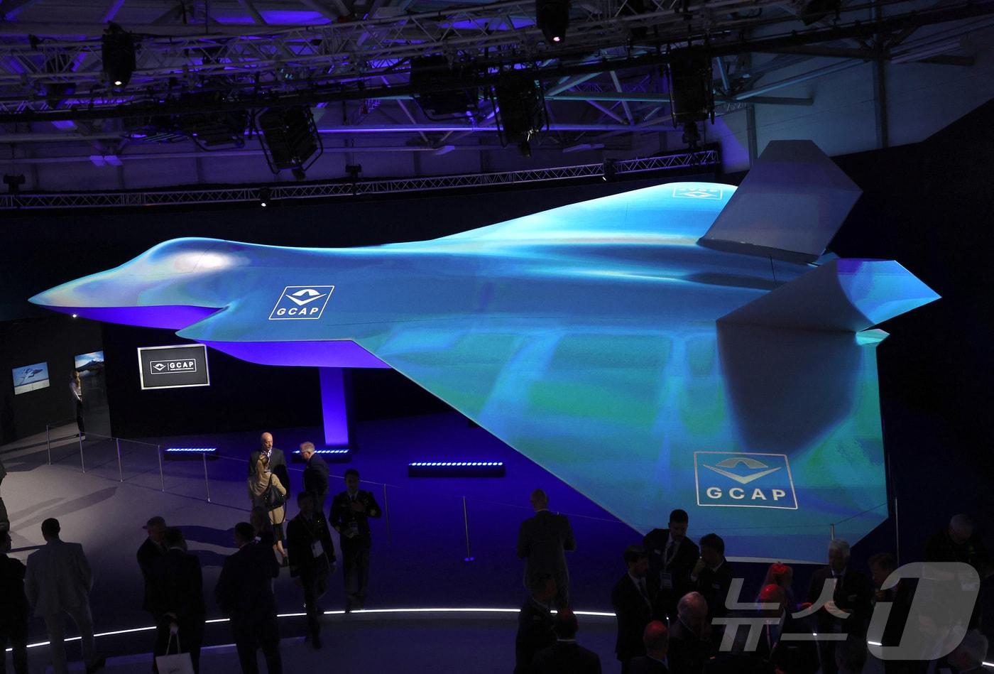 영국 판버러에 열린 국제 에어쇼에서 방문객들이 글로벌전투항공프로그램(GCAP) 컨셉의 모형 전투기를 구경하고 있다. 2024.07.22/ ⓒ 로이터=뉴스1 ⓒ News1 권진영 기자