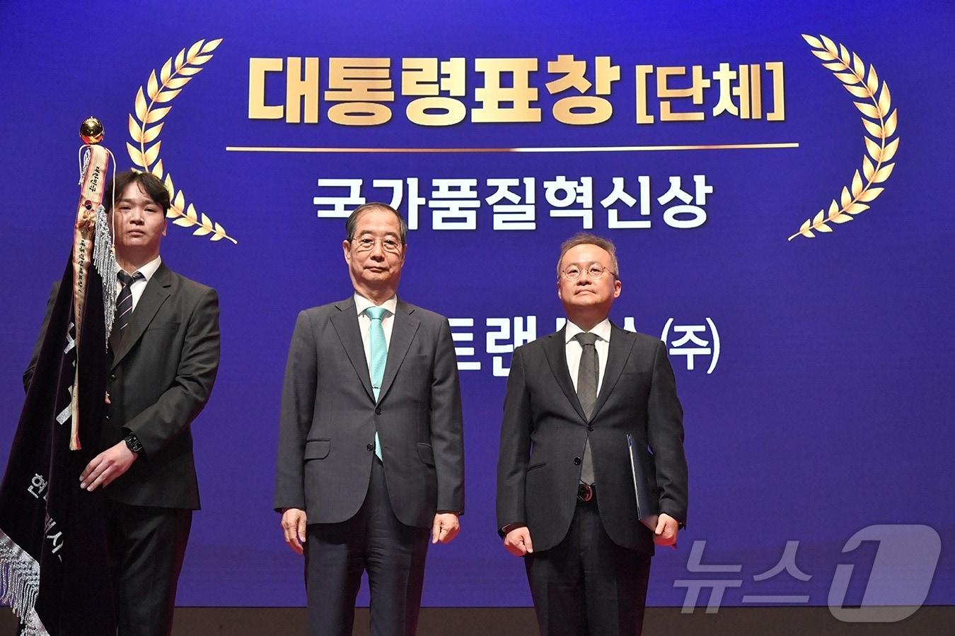 본문 이미지 - 백철승 현대트랜시스 대표(오른쪽)가 20일 서울 강남 코엑스에서 열린 제50회 국가품질경영대회에서 한덕수 국무총리로부터 대통령 표창을 받고 있는 모습(현대트랜시스 제공). 2024.11.20.