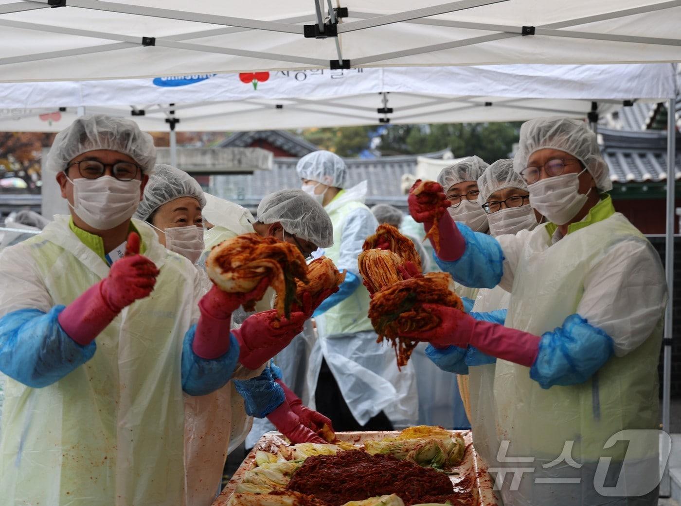본문 이미지 - NH농협생명 임직원 김장나눔/사진제공=NH농협생명