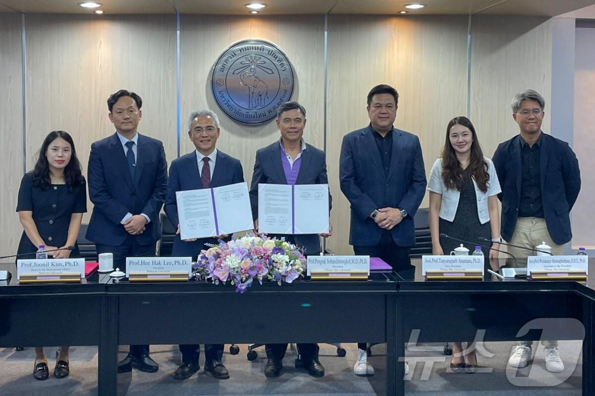 본문 이미지 - 태국 국립 치앙마이대에서 열린 업무협약식에서 이희학 총장(왼쪽 세 번째)과 양 대학 관계자들이 기념촬영을 하고 있다.(목원대 제공)/뉴스1