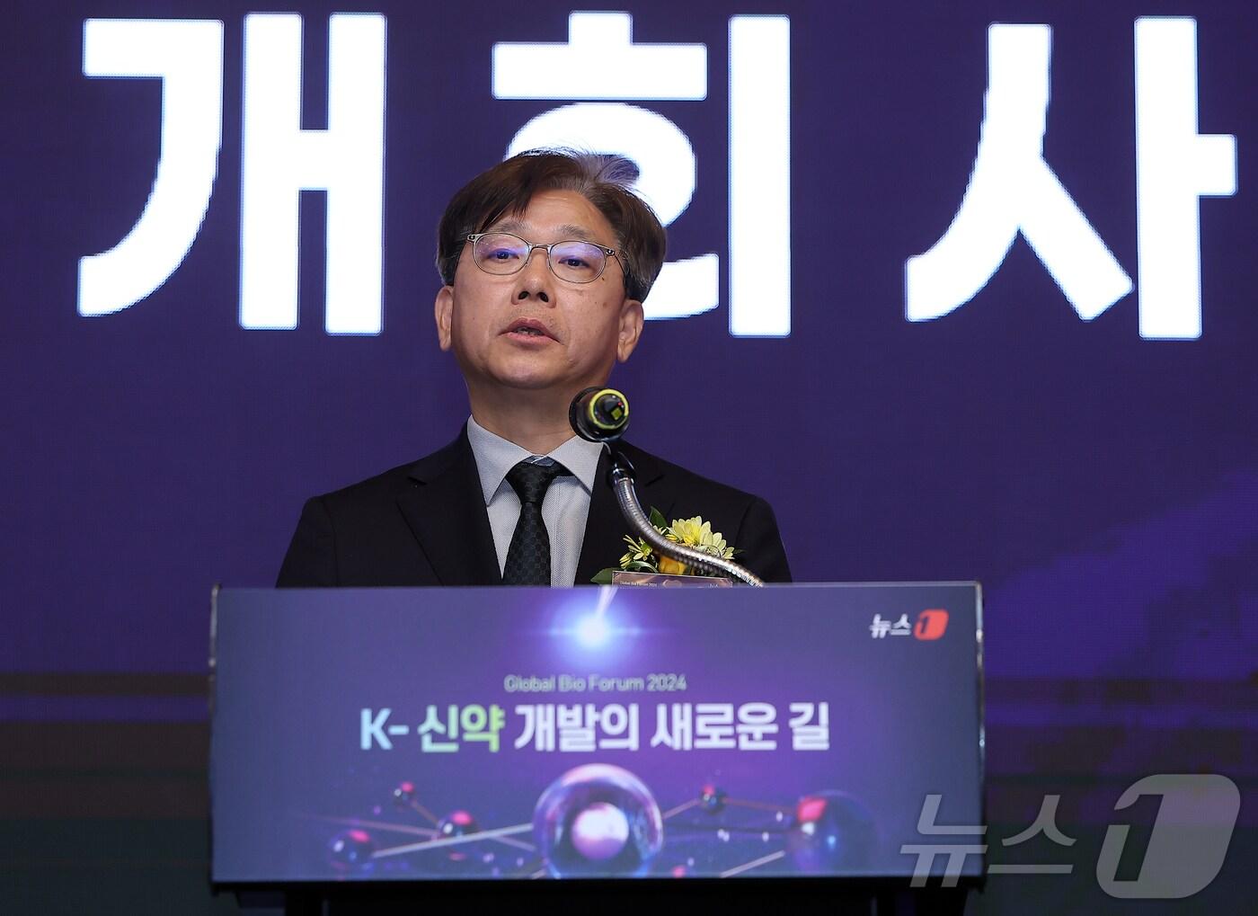 본문 이미지 - 이영섭 뉴스1 대표이사가 21일 오전 서울 영등포구 여의도 콘래드 서울 파크볼룸에서 &#39;K-신약 개발의 길&#39;을 주제로 열린 &#39;뉴스1 글로벌바이오포럼&#40;GBF&#41; 2024&#39;에 참석해 개회사를 하고 있다. 2024.11.21/뉴스1 ⓒ News1 김진환 기자