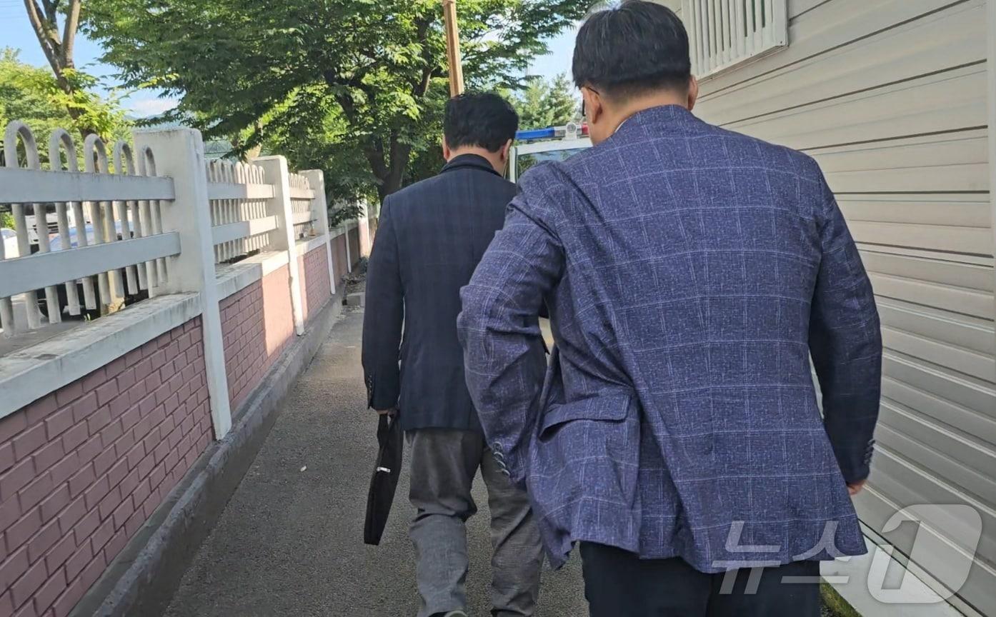 본문 이미지 - 지난 7월 5일 경산경찰서에서 열린 수사심의위를 마치고 급하게 현장을 빠져나가는 심의위원들 2024.7.5/뉴스1 신성훈 기자