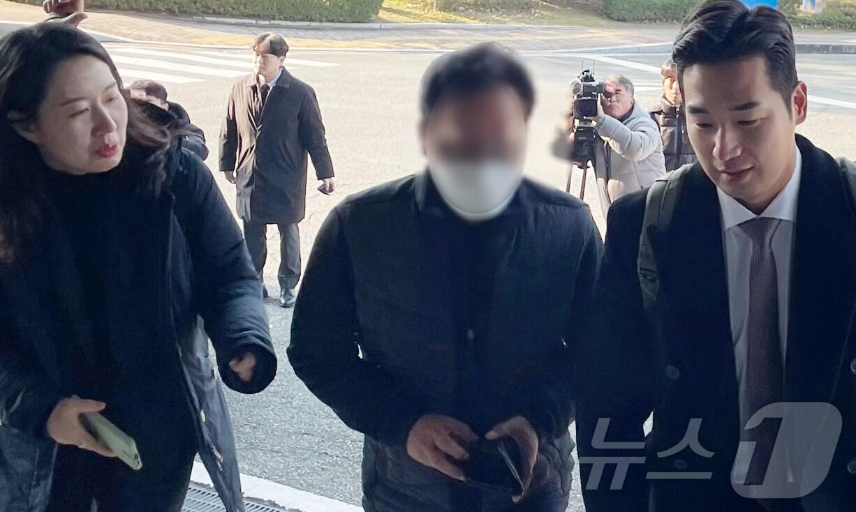 본문 이미지 - 김태열 전 미래한국연구소 소장(가운데)이 지난해 11월 21일 '명태균 의혹' 관련 검찰의 대질조사를 받기 위해 경남 창원시 창원지방검찰청에 출석하고 있다. 2024.11.21/뉴스1 ⓒ News1 강정태 기자