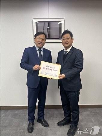 본문 이미지 - 김태선 더불어민주당 국회의원&#40;울산 동구&#41;이 김종훈 울산 동구청장과 20일 국회에서 지역 현안 국비 확보를 위한 협의를 진행했다고 밝혔다.