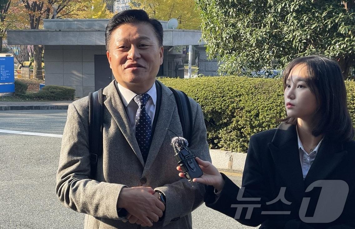 본문 이미지 - 윤석열 후보 대선캠프에서 정책총괄지원실장을 지낸 신용한 전 서원대 석좌교수가 21일 오전 '명태균 의혹' 관련 검찰의 참고인 조사를 받기 위해 경남 창원시 창원지방검찰청에 출석하며 취재진 질문에 답하고 있다. 2024.11.21/뉴스1 ⓒ News1 강정태 기자