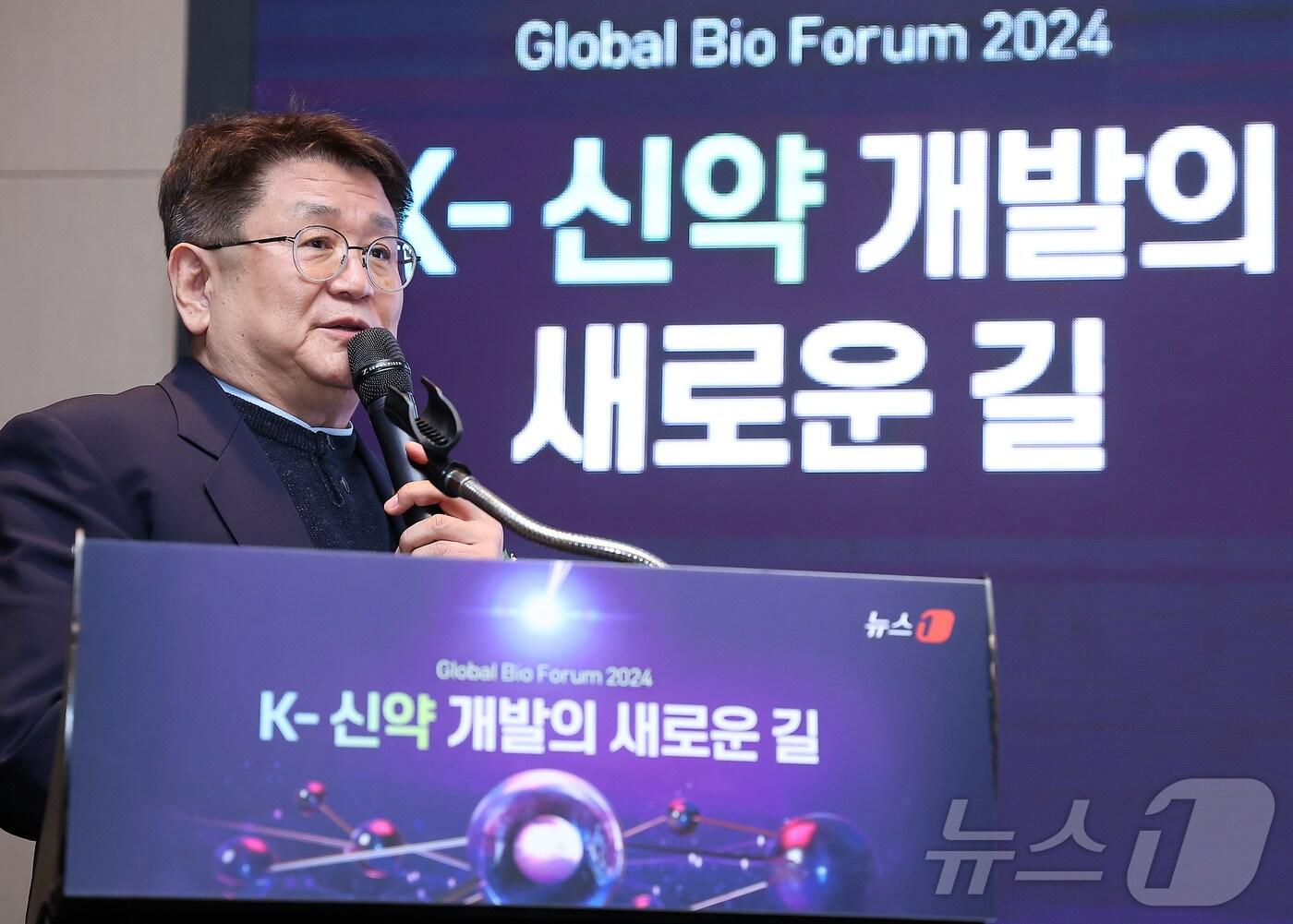 본문 이미지 - 선경 K-헬스미래추진단장이 21일 오전 서울 영등포구 여의도 콘래드 서울 파크볼룸에서 &#39;뉴스1 글로벌바이오포럼&#40;GBF&#41; 2024&#39;에서 &#39;바이오헬스 혁신도전형 R&D - 한국형 ARPA-H 프로젝트&#39;라는 주제로 기조연설을 하고 있다. 2024.11.21/뉴스1 ⓒ News1 김진환 기자