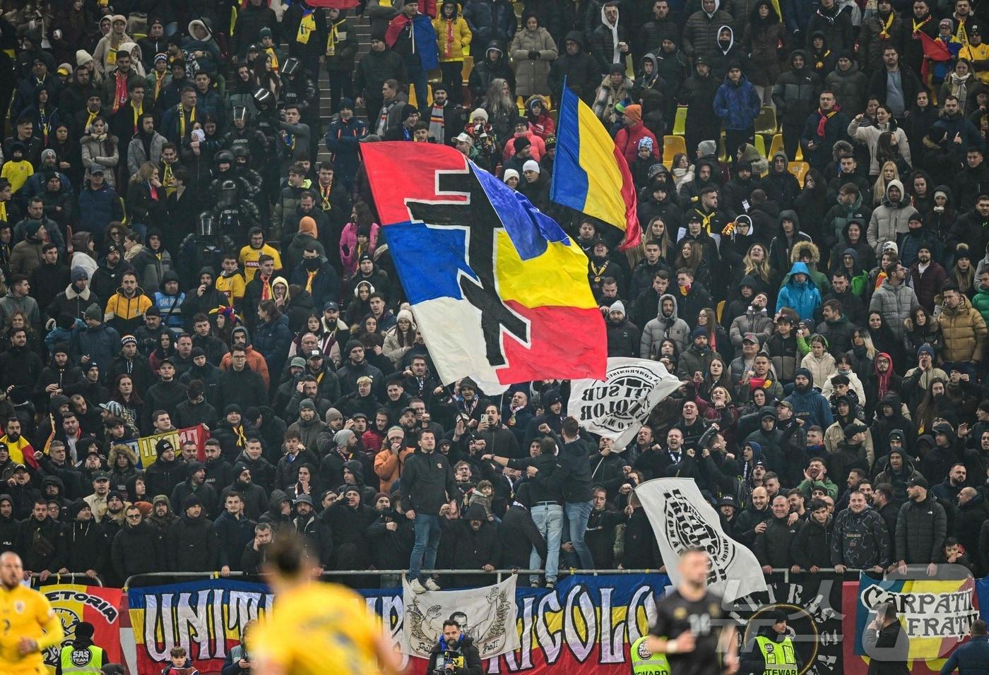 15일(현지시간) 열린 루마니아와 코소보의 2024-25 UEFA 네이션스리그 경기에서 정치 구호를 외친 루마니아 관중. ⓒ AFP=뉴스1