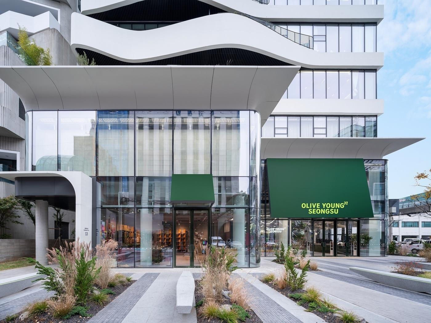 본문 이미지 - 올리브영N 성수 외관.(올리브영제공)