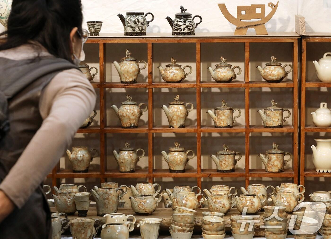 본문 이미지 - 한 관람객들이 다양한 찻잔 등 다기용품을 살펴보고 있다. (자료사진) /뉴스1 ⓒ News1 