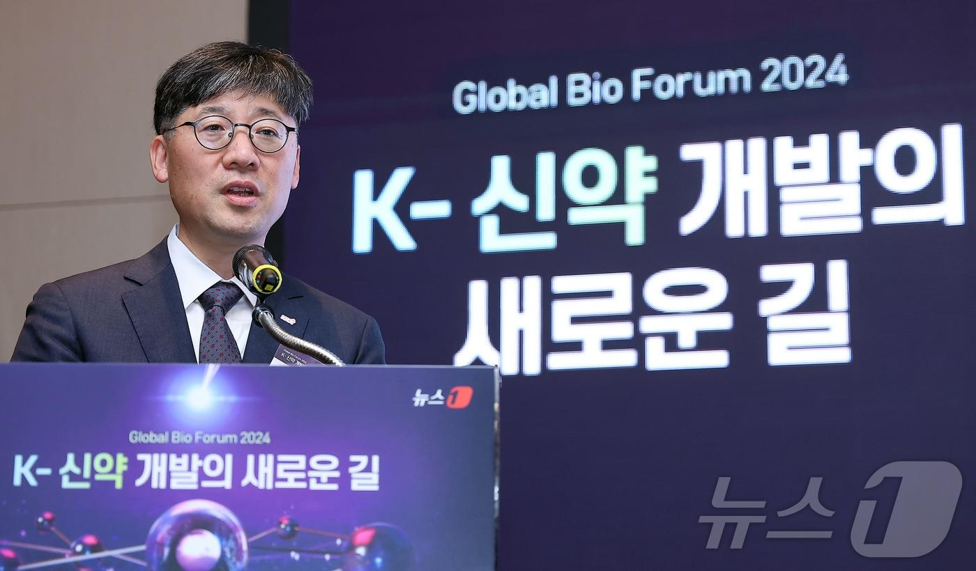 서아론 한국거래소 기술기업상장부장이 21일 오후 서울 영등포구 여의도 콘래드 서울 파크볼룸에서 '뉴스1 글로벌바이오포럼(GBF) 2024'에서 '바이오기업의 상장 전략'이라는 주제로 기조발표를 하고 있다. 2024.11.21/뉴스1 ⓒ News1 김진환 기자