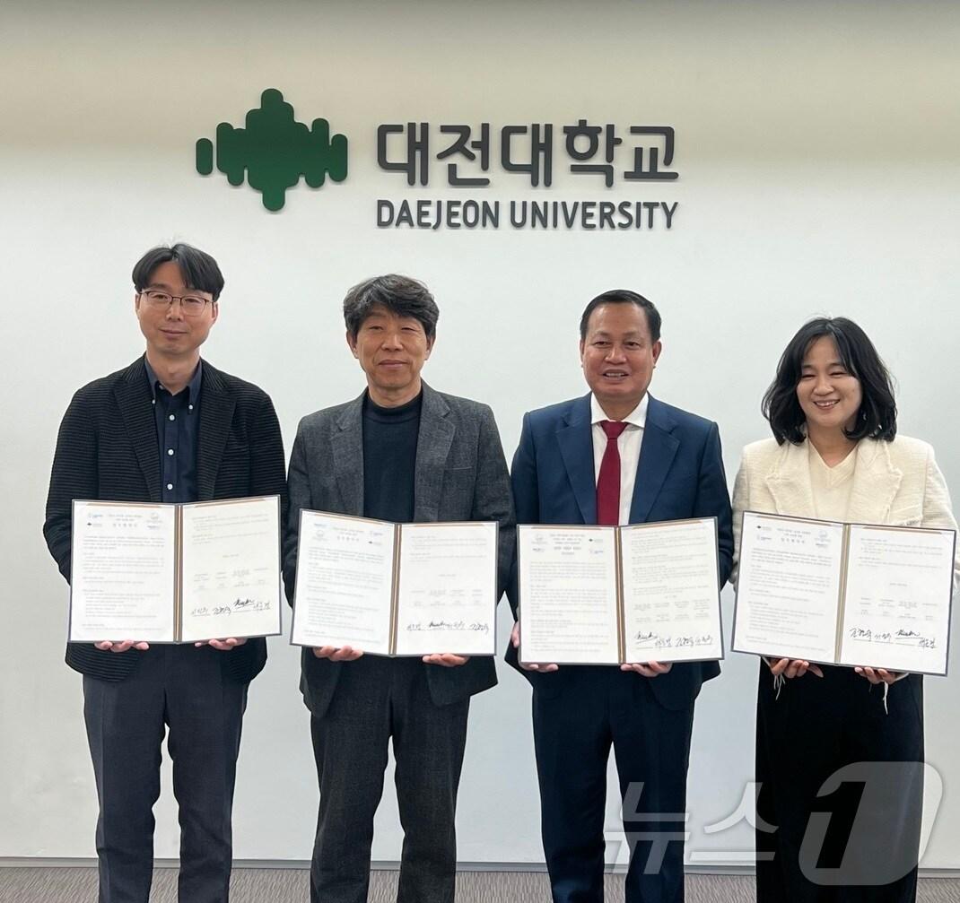 본문 이미지 - 대전대가 베트남 하노이국립대학교, 한국폴리텍대학 대전캠퍼스 클라우드보안학과, ㈜유클리드소프트와 ‘대전시 정주형 글로벌 산학협력 인력 교류’를 위한 업무협약(MOU)을 체결했다. (대전대 제공)/뉴스1