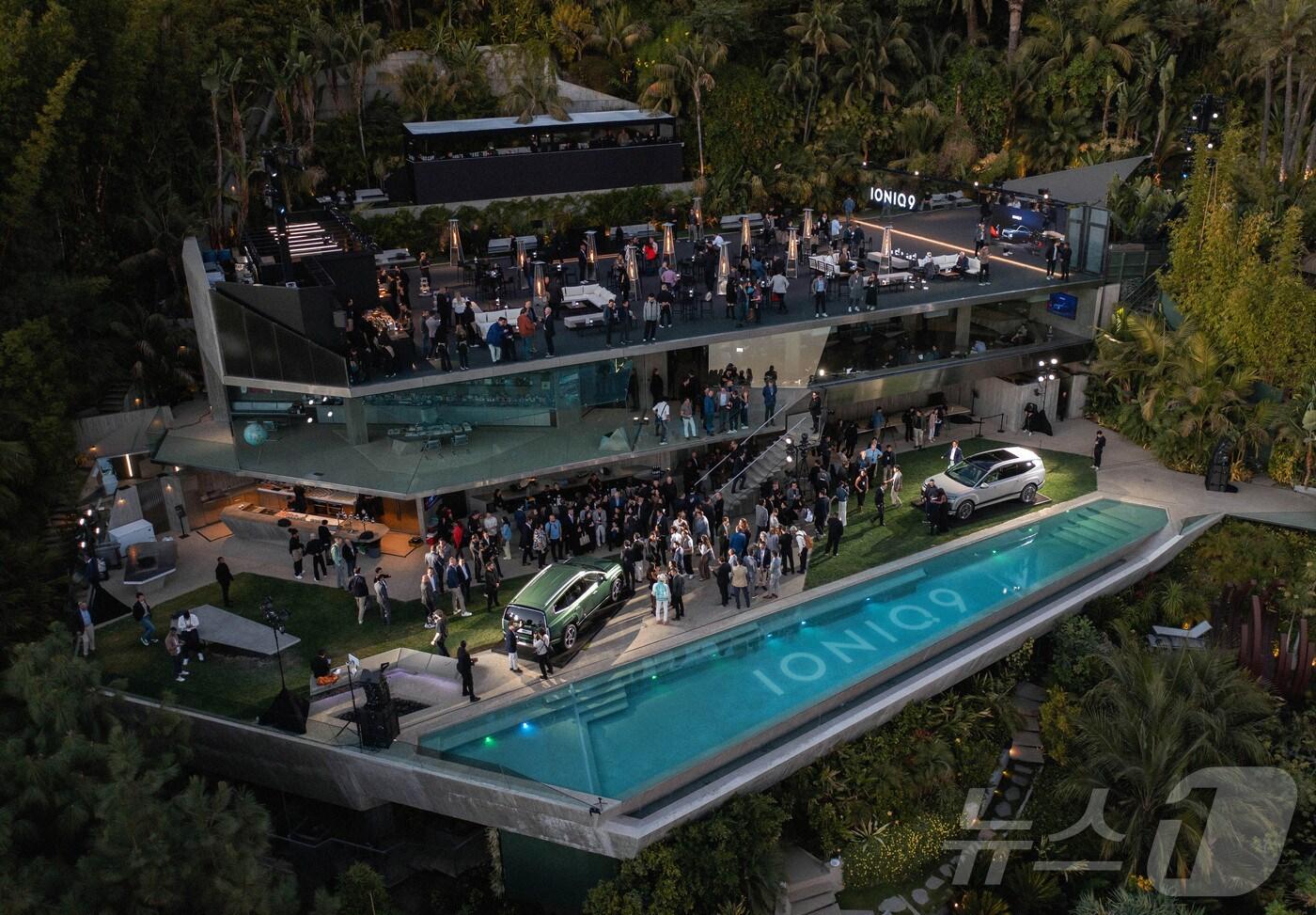   현대차는 20일(현지시간) 미국 로스앤젤레스 골드스테인 하우스에서 전동화 SUV ‘아이오닉 9’을 세계 최초로 공개했다. 사진은 아이오닉 9 세계 최초 공개 행사장 전경.(현대차 제공)