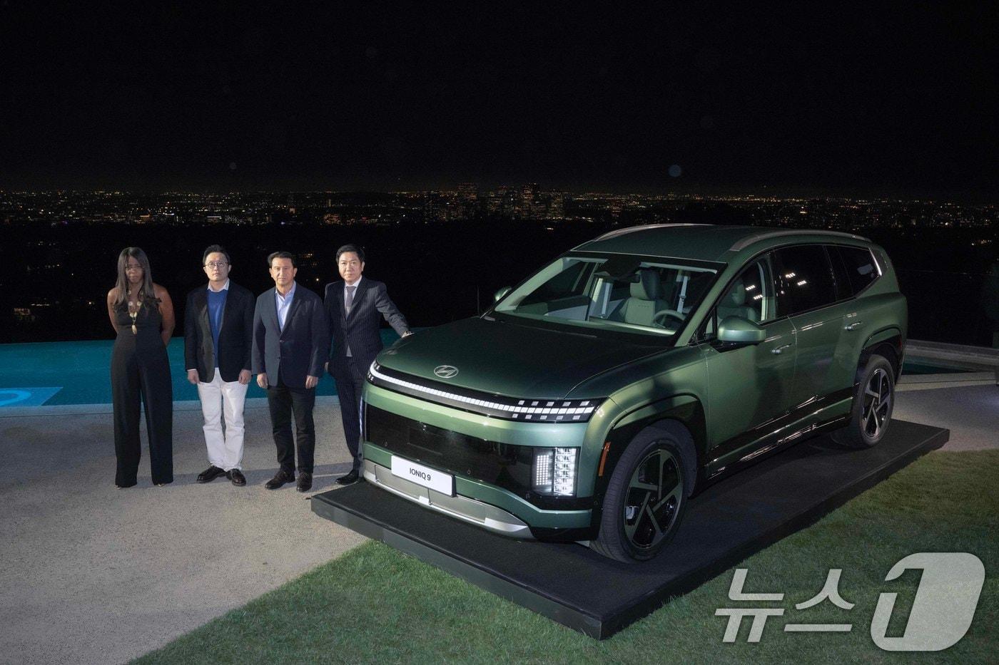 21일 미국 로스앤젤레스 골드스테인 하우스에서 열린 현대자동차 전동화 SUV ‘아이오닉 9’ 공개 행사에서 현대제네시스글로벌디자인담당 이상엽 부사장(오른쪽부터), 현대차 글로벌 최고운영책임자 호세 무뇨스 사장, 현대차 브랜드마케팅본부장 지성원 전무, 현대차 북미권역 제품기획 및 모빌리티전략 담당 올라비시 보일 전무가 신차 앞에서 기념촬영을 하고 있다. (현대자동차 제공) 2024.11.21/뉴스1