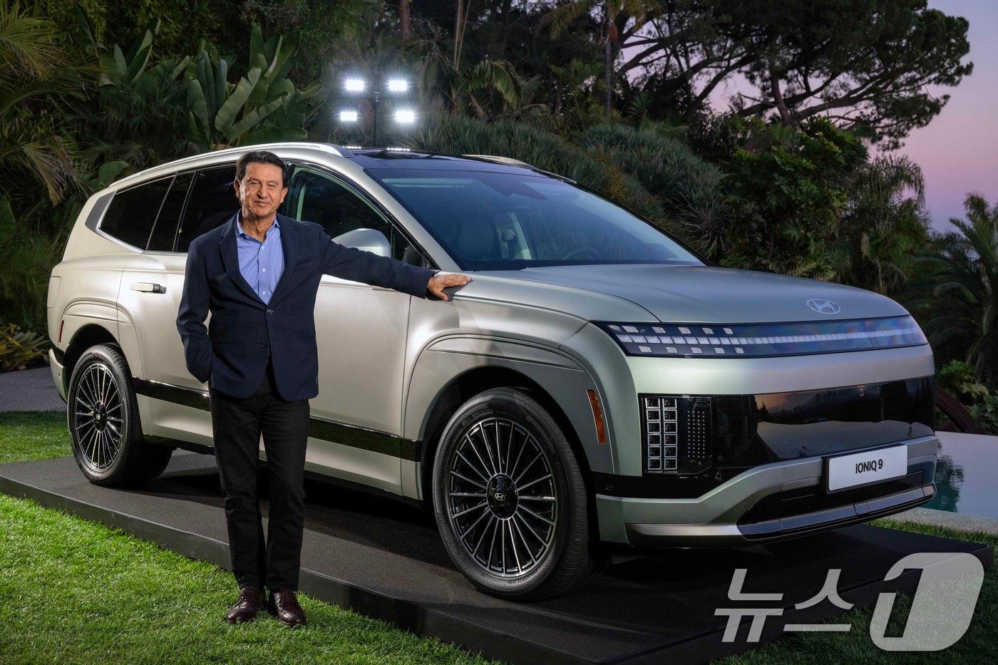 지난해 11월 미국 로스앤젤레스 골드스테인 하우스에서 열린 현대자동차 전동화 SUV ‘아이오닉 9’ 공개 행사에서 호세 무뇨스 당시 현대차 글로벌 최고운영책임자&#40;COO&#41;가 신차 앞에서 기념촬영을 한 모습. 무뇨스 사장은 올해 1월 현대차 사장으로 승진했다&#40;현대자동차 제공&#41;. 