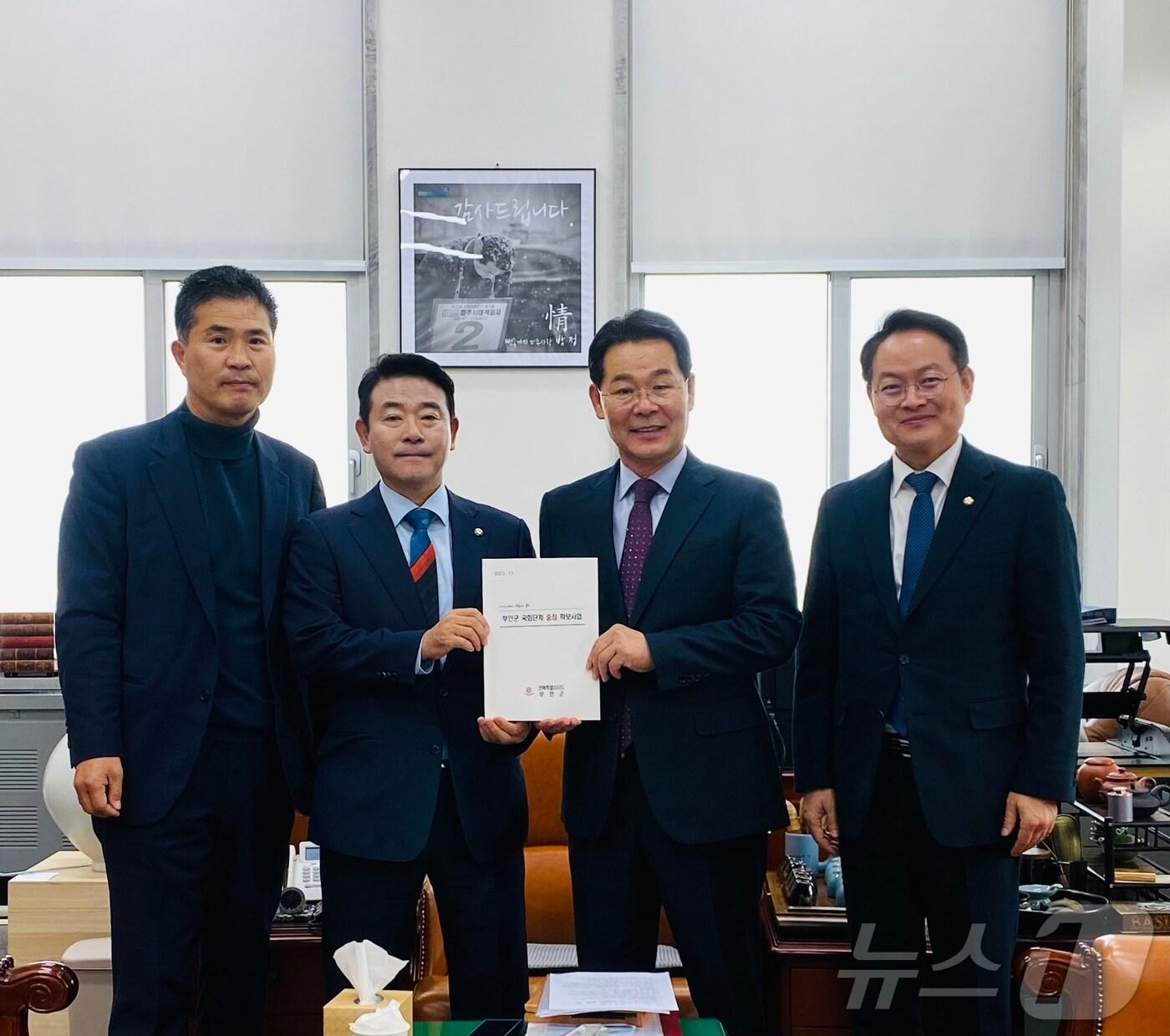 본문 이미지 - 권익현 전북자치도 부안군수가 내년도 국가예산 확보를 위한 국회 설득 강행군을 이어가고 있다. 왼쪽부터 이원택 의원, 박정 예결위원장, 권 군수, 허영 예결위 간사(부안군 제공)2024.11.21/뉴스1