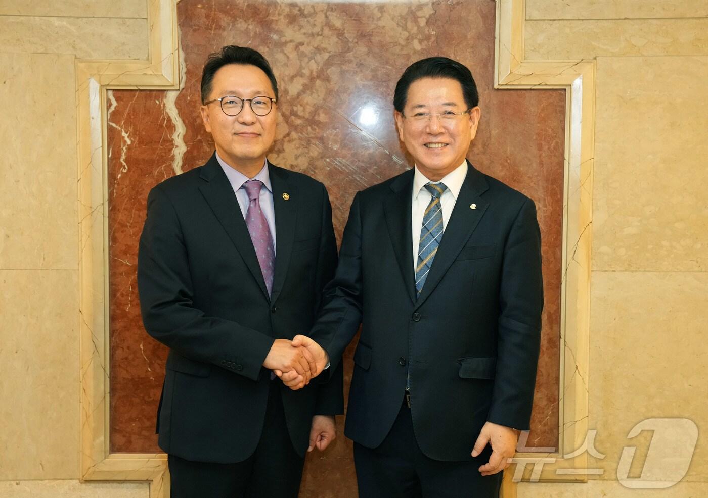 본문 이미지 - 김영록 전라남도지사가 21일 서울 여의도 켄싱턴호텔에서 박민수 보건복지부 제2차관과 면담을 하고 기념촬영을 하고 있다.(전남도 제공) 2024.11.21/뉴스1