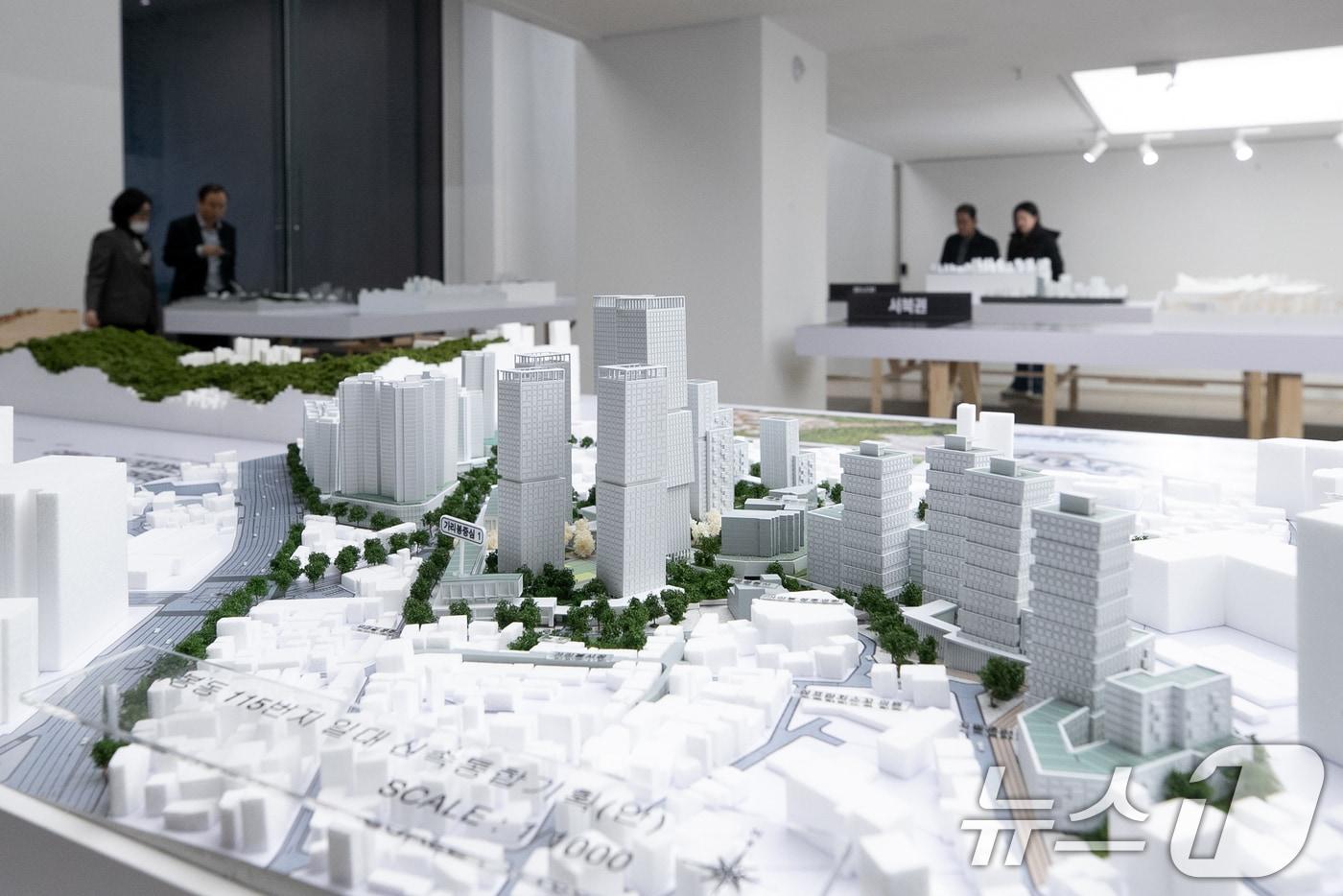  서울 중구 서울도시건축관에서  열린 '신속통합기획' 전시회. 신속통합기획은 복잡한 절차를 단축하고 사업지별 맞춤형 기획으로 정비사업을 지원하는 정책으로 재개발·재건축을 활성화하기 위해 지난 2021년 9월에 도입한 서울시의 대표 도시‧주택정책이다. /뉴스1 ⓒ News1 이승배 기자