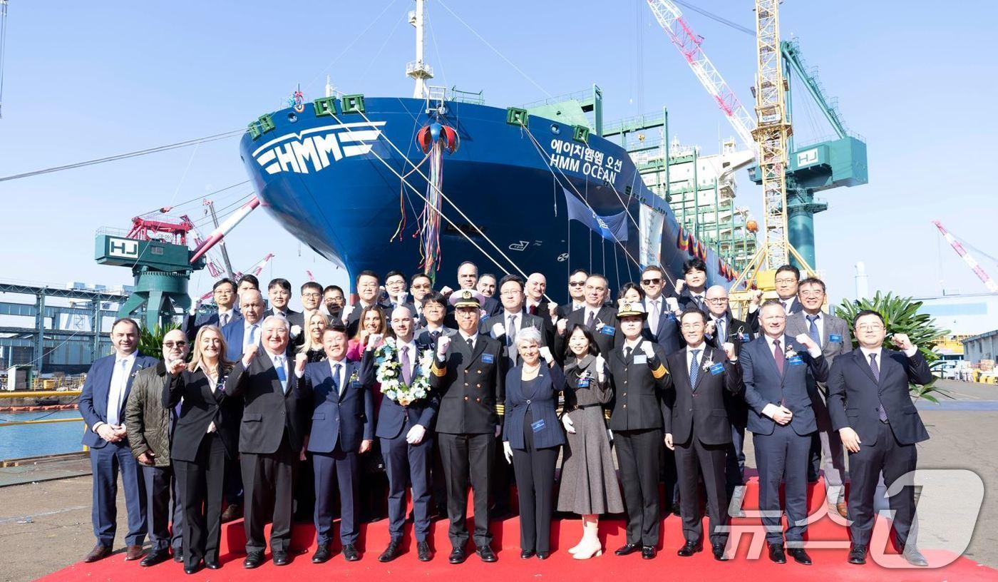  부산 영도 HJ중공업에서 열린 ‘HMM 오션호’&#40;HMM Ocean&#41;와 ‘HMM 스카이호’&#40;HMM Sky&#41; 명명식 행사. &#40;HMM 제공&#41; 2024.11.21/뉴스1